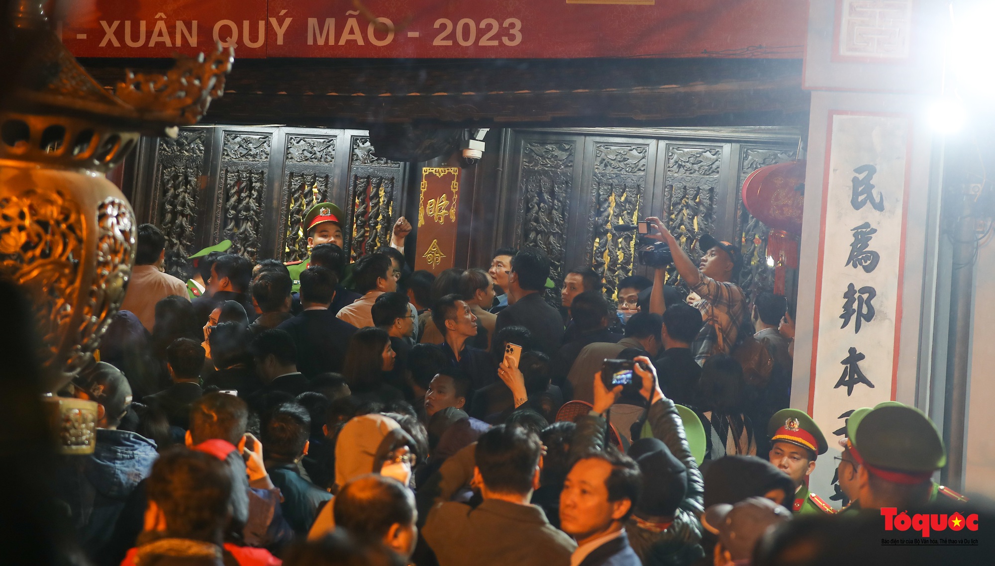 Hàng ngàn người đổ về dự lễ khai ấn đền Trần diễn ra vào lúc nửa đêm ở Nam Định - Ảnh 18.