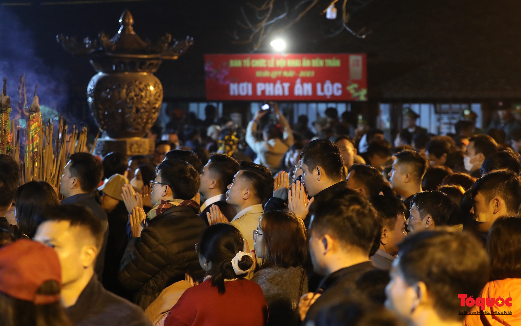 Hàng ngàn người đổ về dự lễ khai ấn đền Trần diễn ra vào lúc nửa đêm ở Nam Định - Ảnh 22.