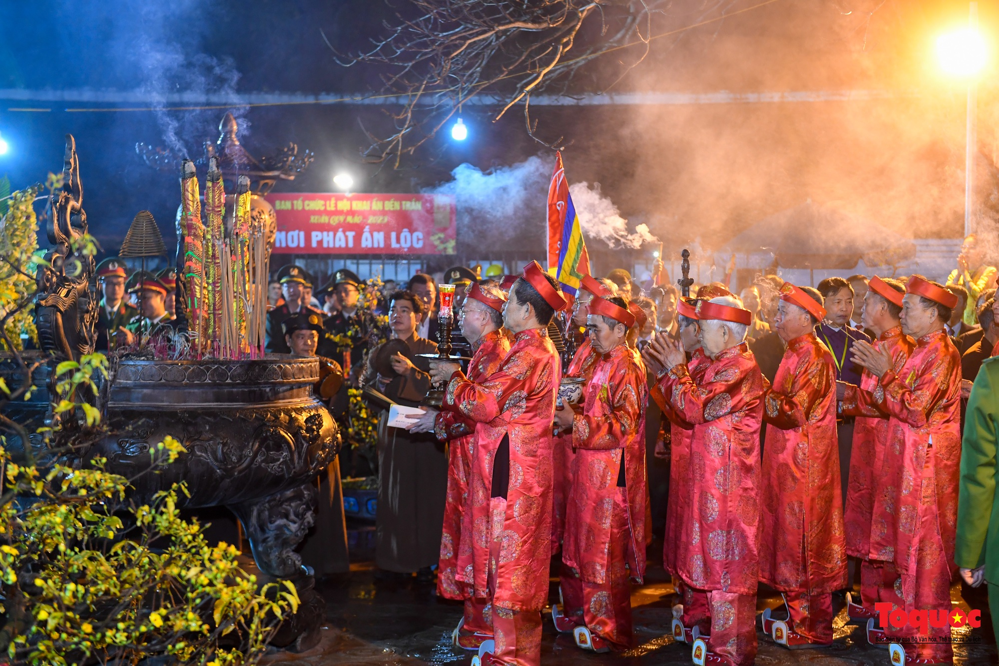Hàng ngàn người đổ về dự lễ khai ấn đền Trần diễn ra vào lúc nửa đêm ở Nam Định - Ảnh 7.