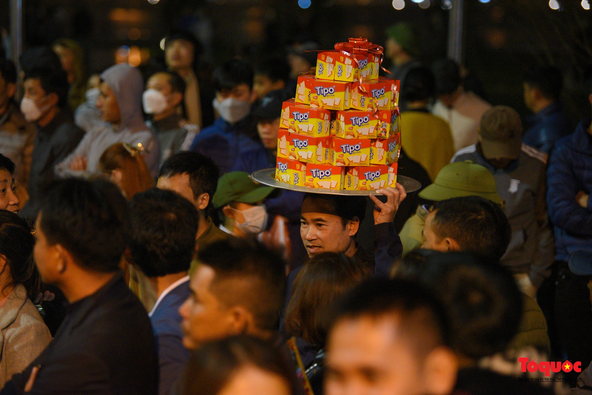 Hàng ngàn người đổ về dự lễ khai ấn đền Trần diễn ra vào lúc nửa đêm ở Nam Định - Ảnh 16.