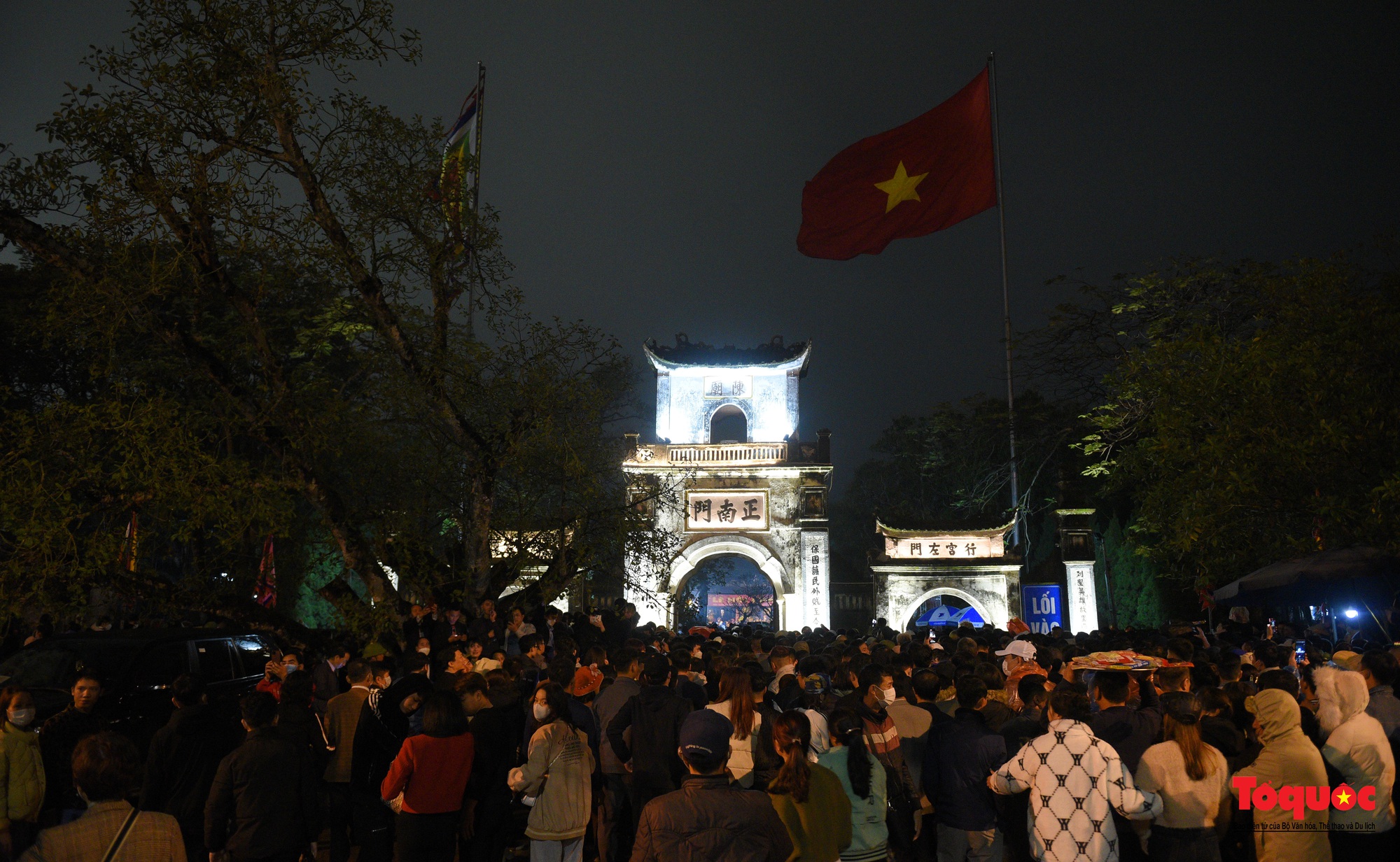 Hàng ngàn người đổ về dự lễ khai ấn đền Trần diễn ra vào lúc nửa đêm ở Nam Định - Ảnh 13.