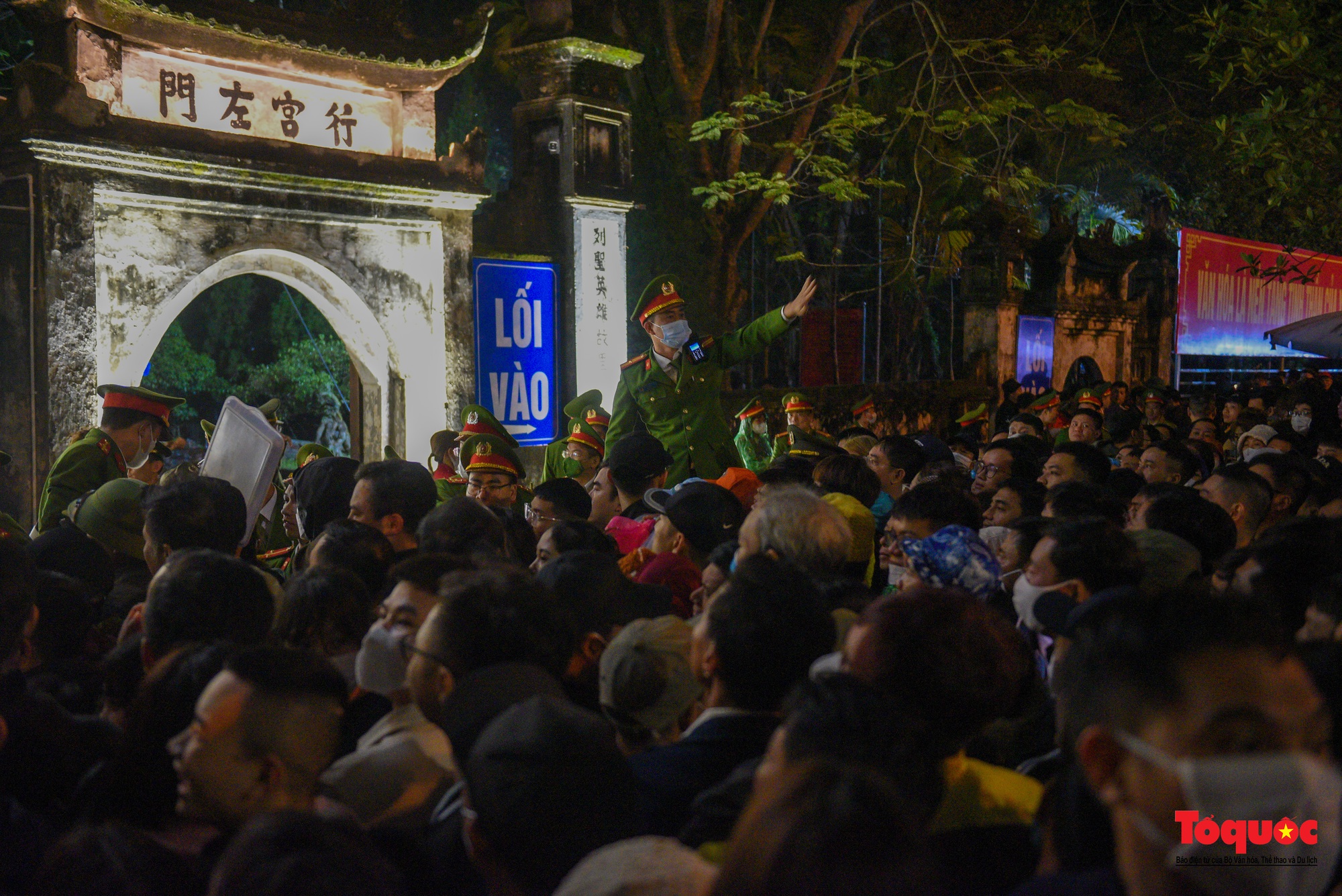 Hàng ngàn người đổ về dự lễ khai ấn đền Trần diễn ra vào lúc nửa đêm ở Nam Định - Ảnh 15.