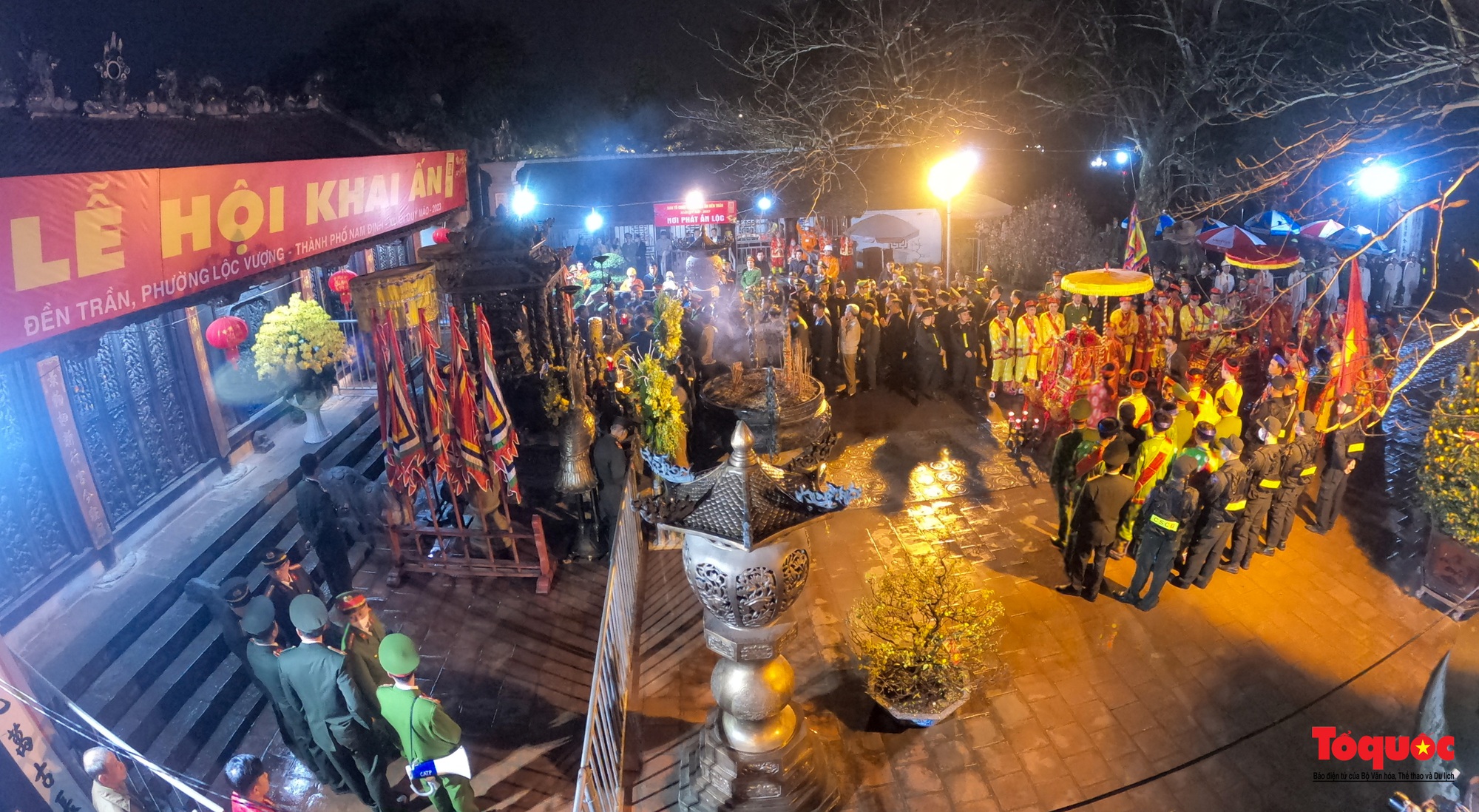 Hàng ngàn người đổ về dự lễ khai ấn đền Trần diễn ra vào lúc nửa đêm ở Nam Định - Ảnh 1.