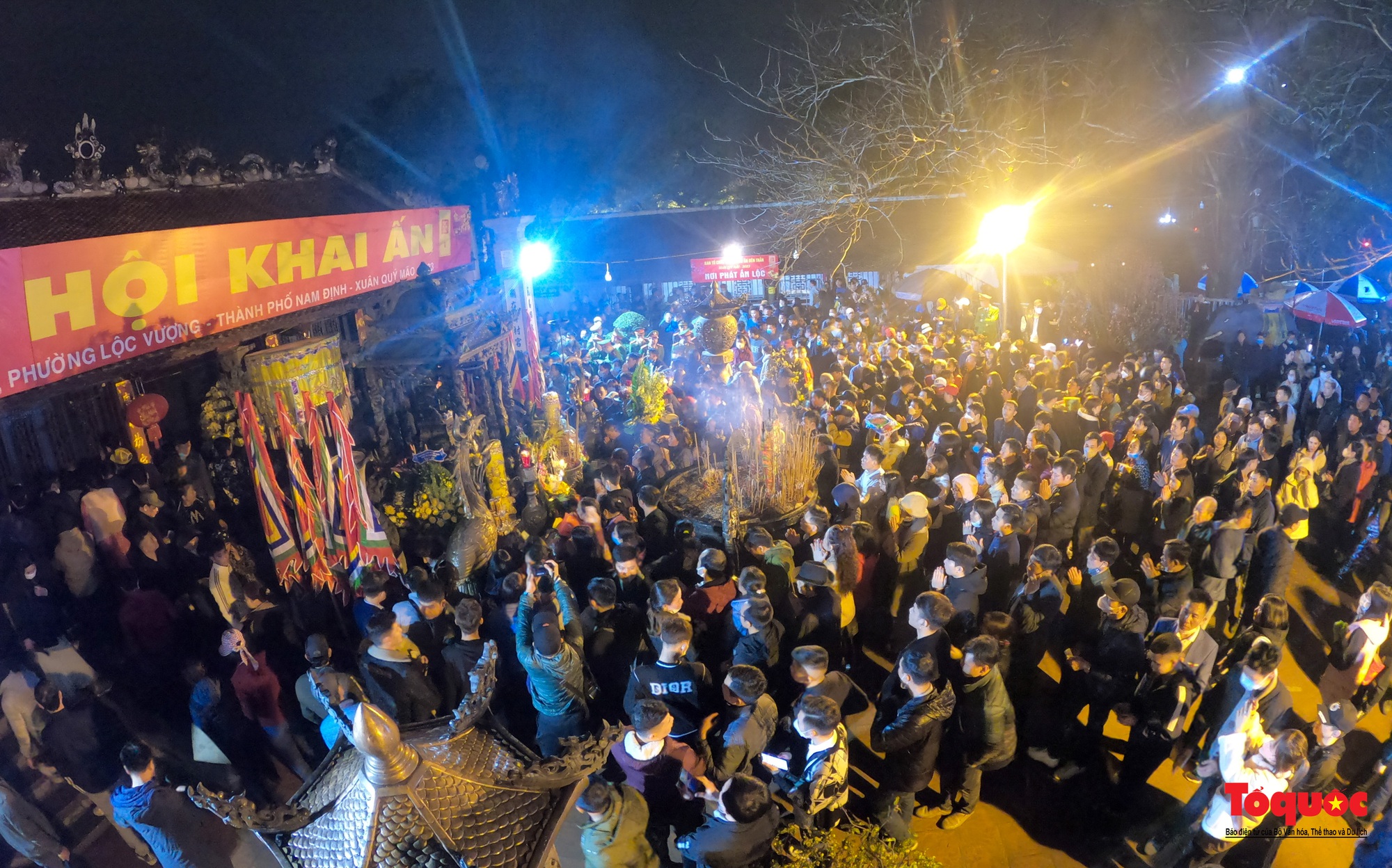 Hàng ngàn người đổ về dự lễ khai ấn đền Trần diễn ra vào lúc nửa đêm ở Nam Định - Ảnh 17.