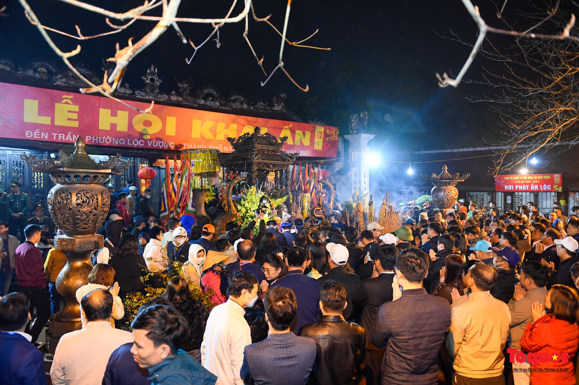 Hàng ngàn người đổ về dự lễ khai ấn đền Trần diễn ra vào lúc nửa đêm ở Nam Định - Ảnh 19.