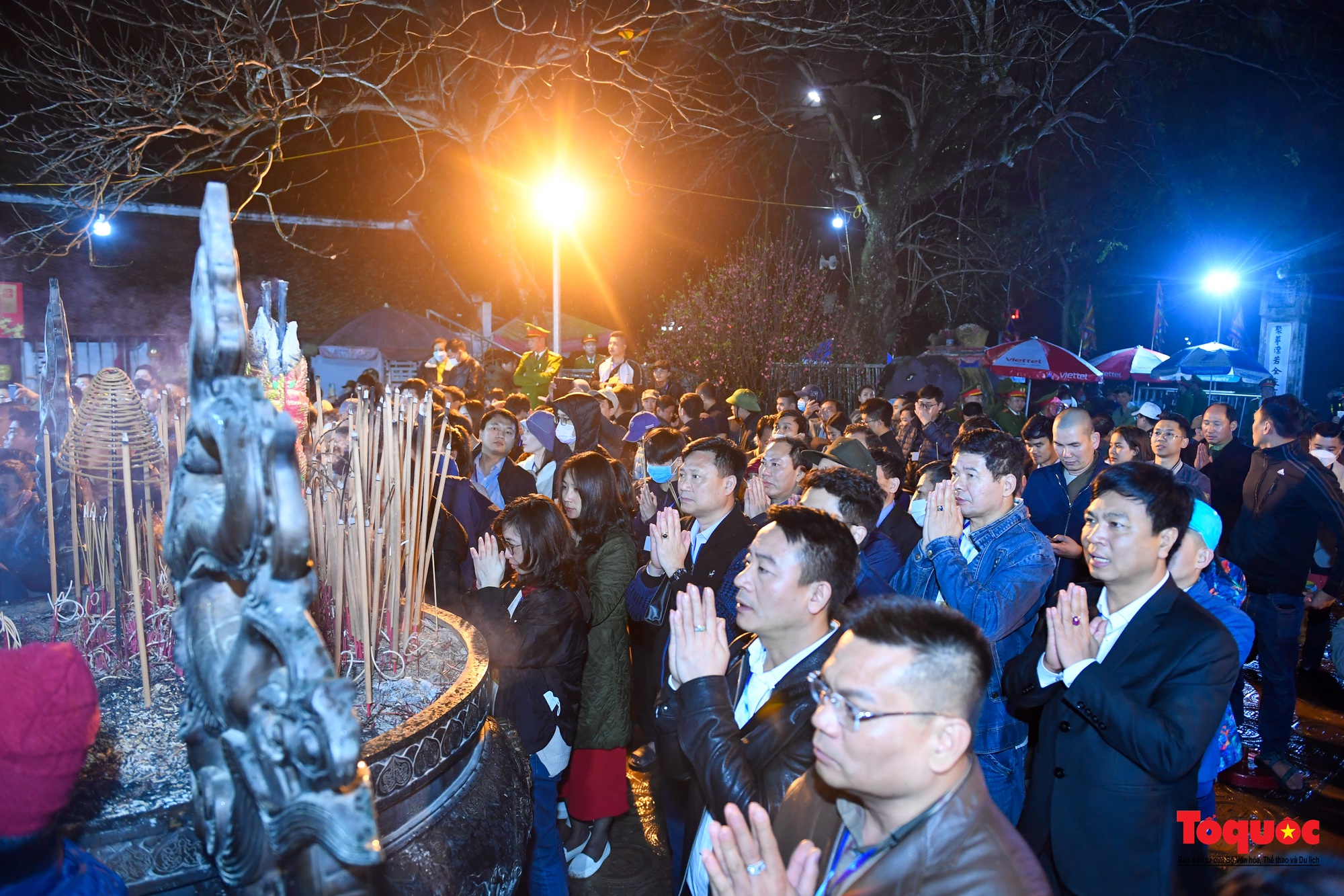 Hàng ngàn người đổ về dự lễ khai ấn đền Trần diễn ra vào lúc nửa đêm ở Nam Định - Ảnh 20.