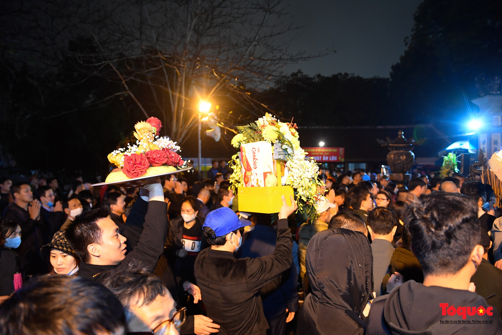 Hàng ngàn người đổ về dự lễ khai ấn đền Trần diễn ra vào lúc nửa đêm ở Nam Định - Ảnh 21.