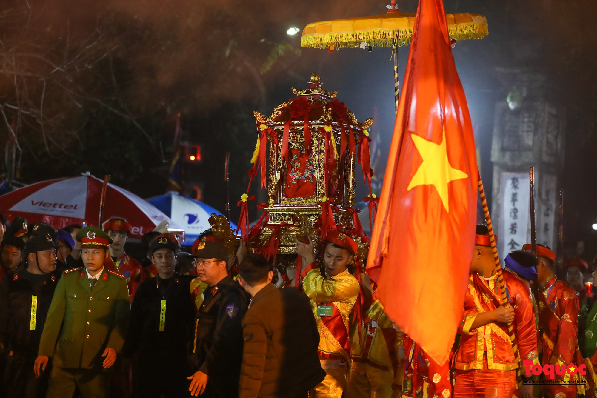 Hàng ngàn người đổ về dự lễ khai ấn đền Trần diễn ra vào lúc nửa đêm ở Nam Định - Ảnh 4.