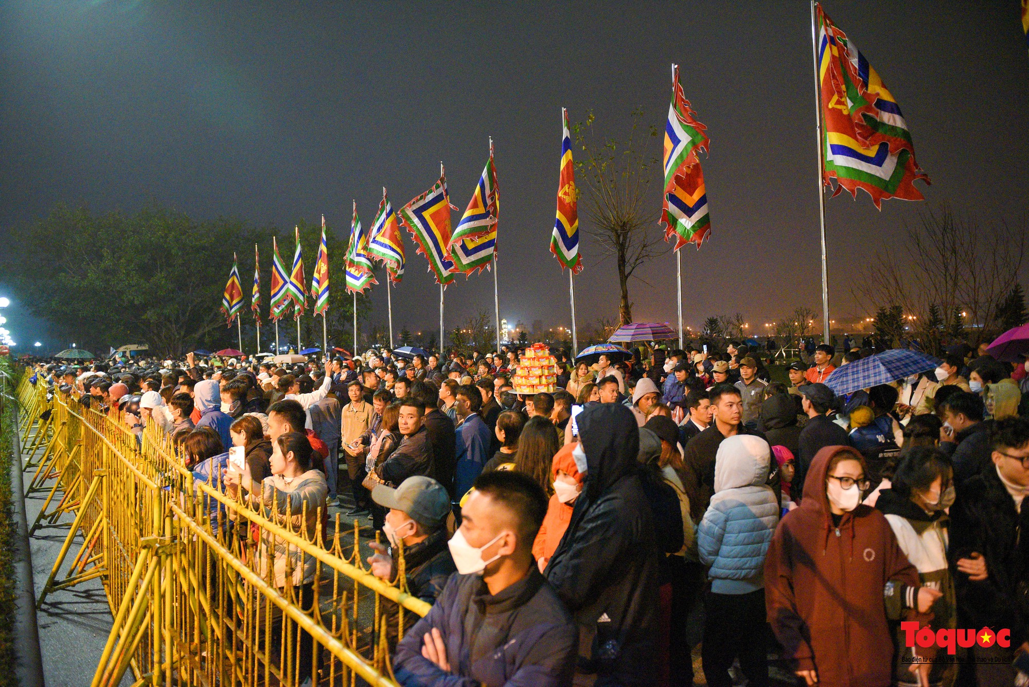 Hàng ngàn người đổ về dự lễ khai ấn đền Trần diễn ra vào lúc nửa đêm ở Nam Định - Ảnh 10.