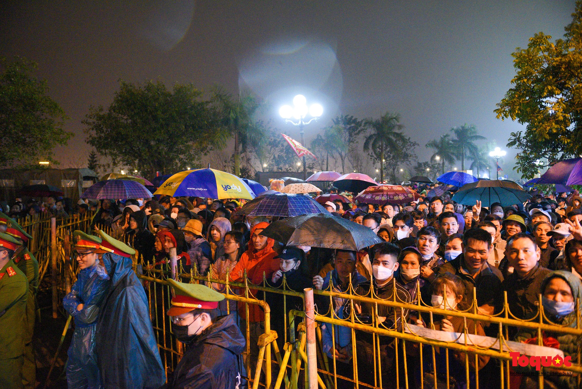 Hàng ngàn người đổ về dự lễ khai ấn đền Trần diễn ra vào lúc nửa đêm ở Nam Định - Ảnh 11.