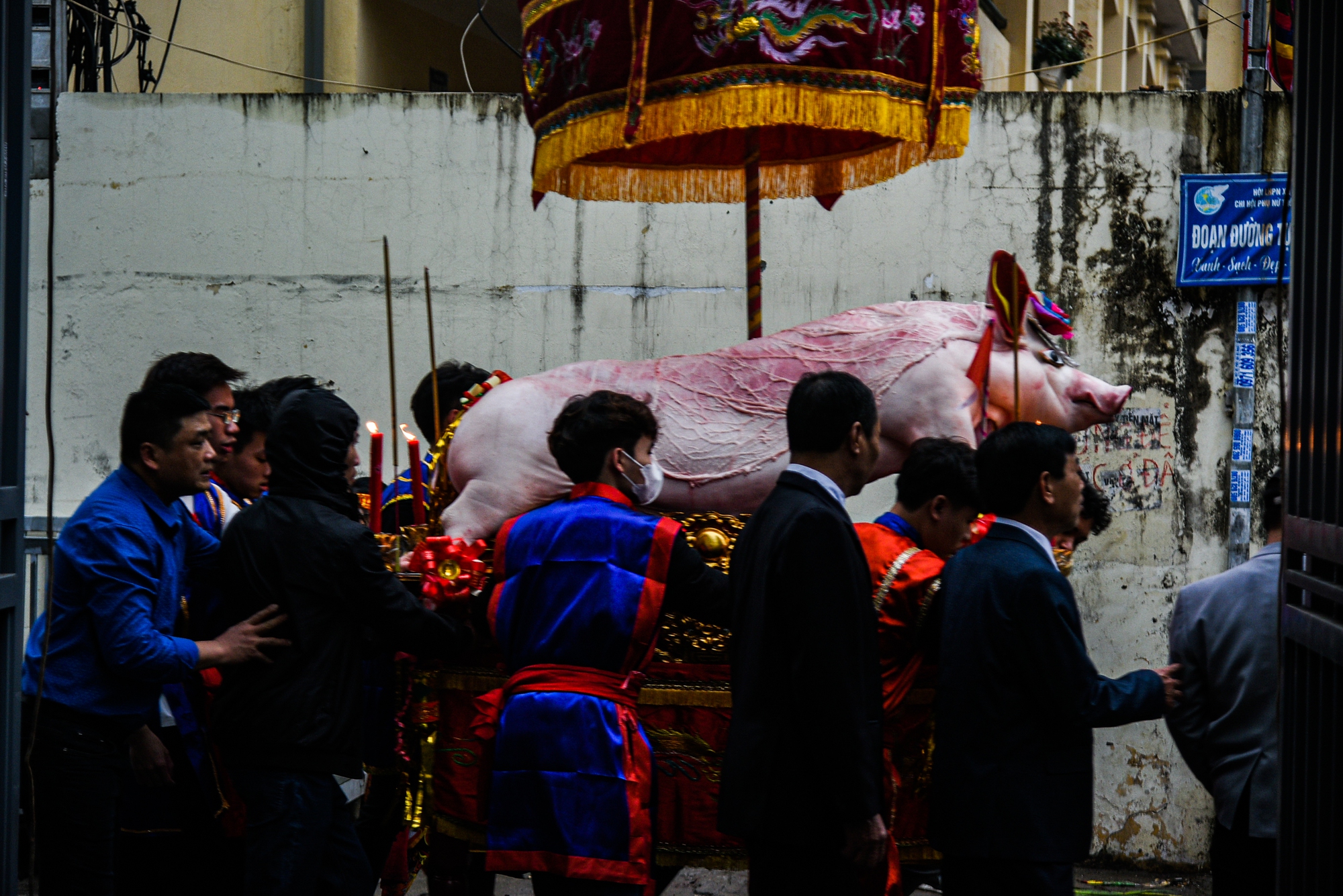 Độc đáo lễ hội rước lợn tại Hà Nội - Ảnh 12.