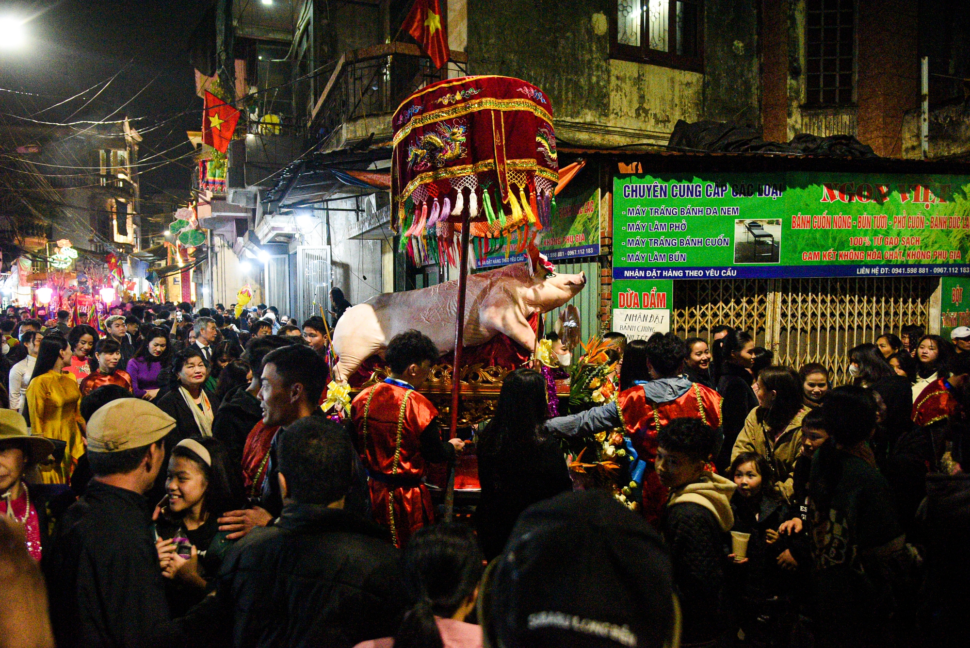 Độc đáo lễ hội rước lợn tại Hà Nội - Ảnh 2.