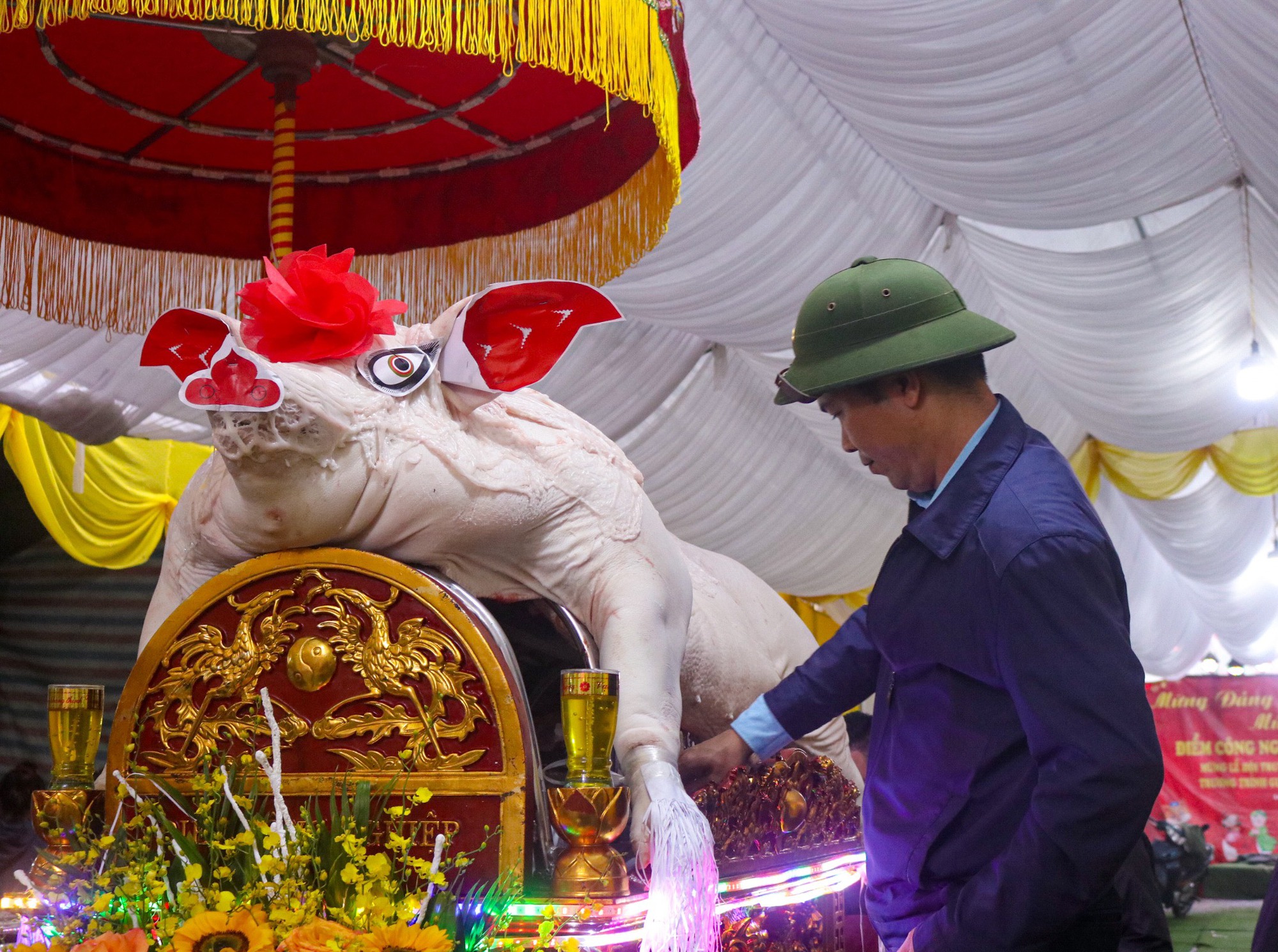 Độc đáo lễ hội rước lợn tại Hà Nội - Ảnh 3.