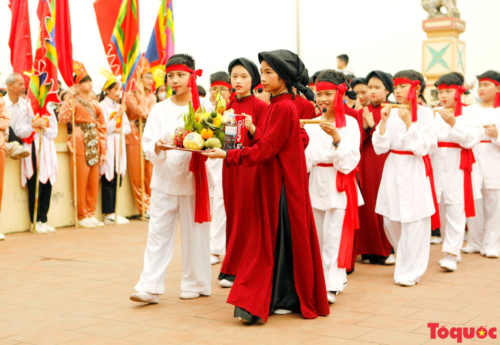 Phú Thọ độc đáo Lễ hội Vua Hùng dạy dân cấy lúa - Ảnh 5.