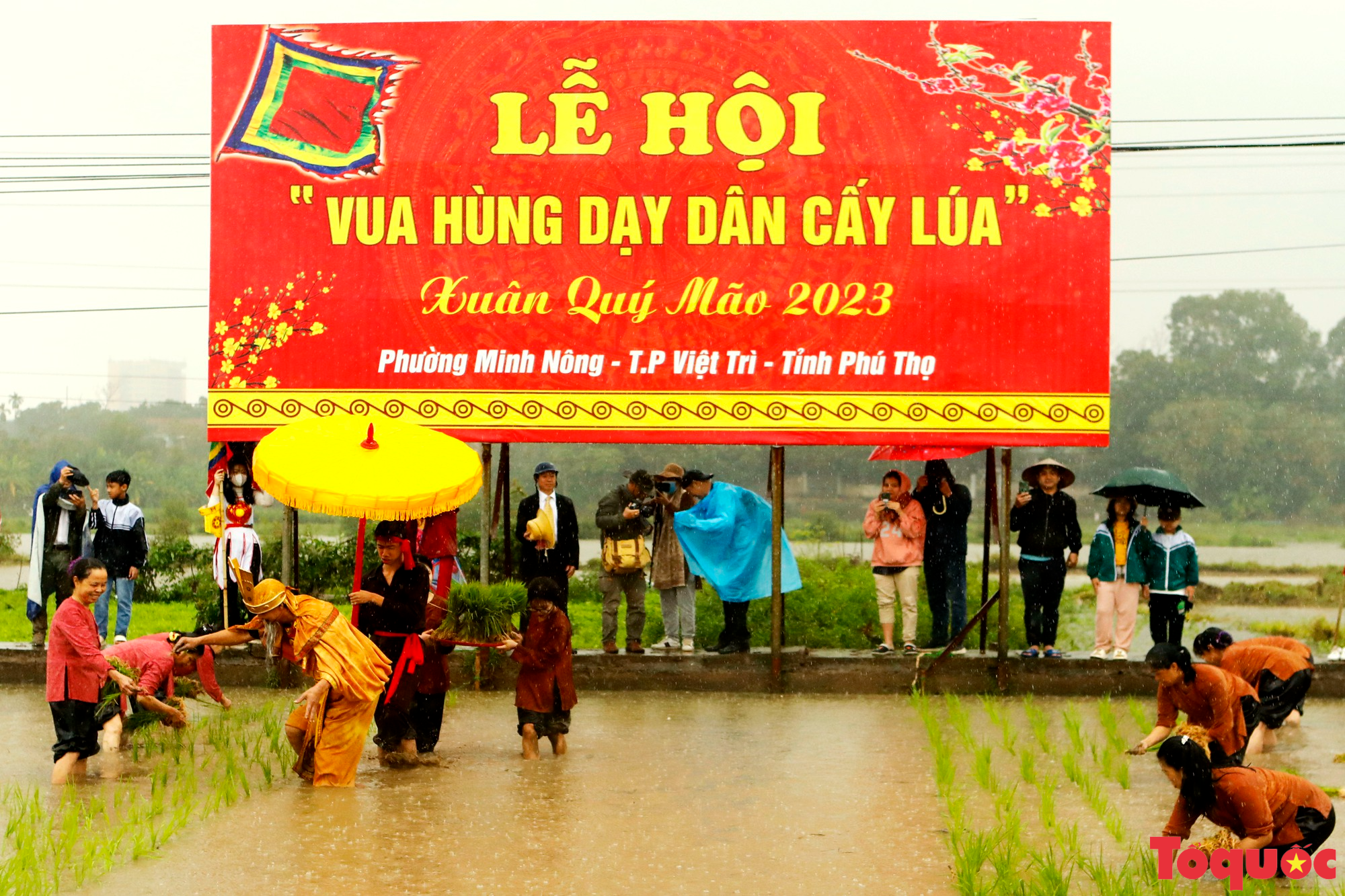 Phú Thọ độc đáo Lễ hội Vua Hùng dạy dân cấy lúa - Ảnh 16.