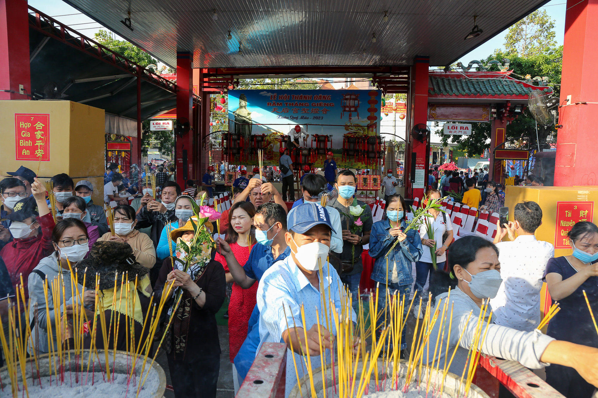 Hàng nghìn du khách thập phương viếng chùa Bà ở Bình Dương  - Ảnh 6.