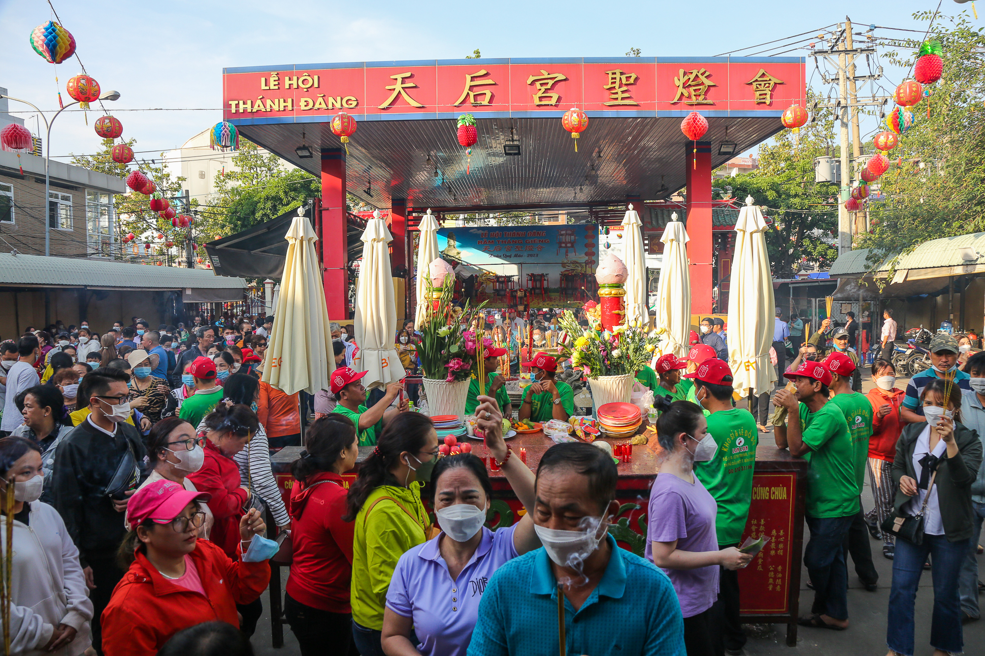 Hàng nghìn du khách thập phương viếng chùa Bà ở Bình Dương  - Ảnh 5.