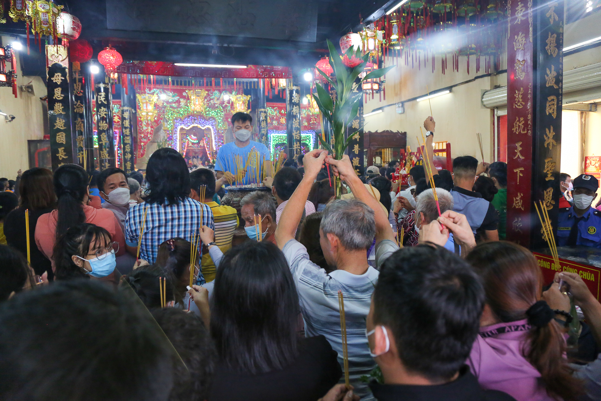 Hàng nghìn du khách thập phương viếng chùa Bà ở Bình Dương  - Ảnh 11.