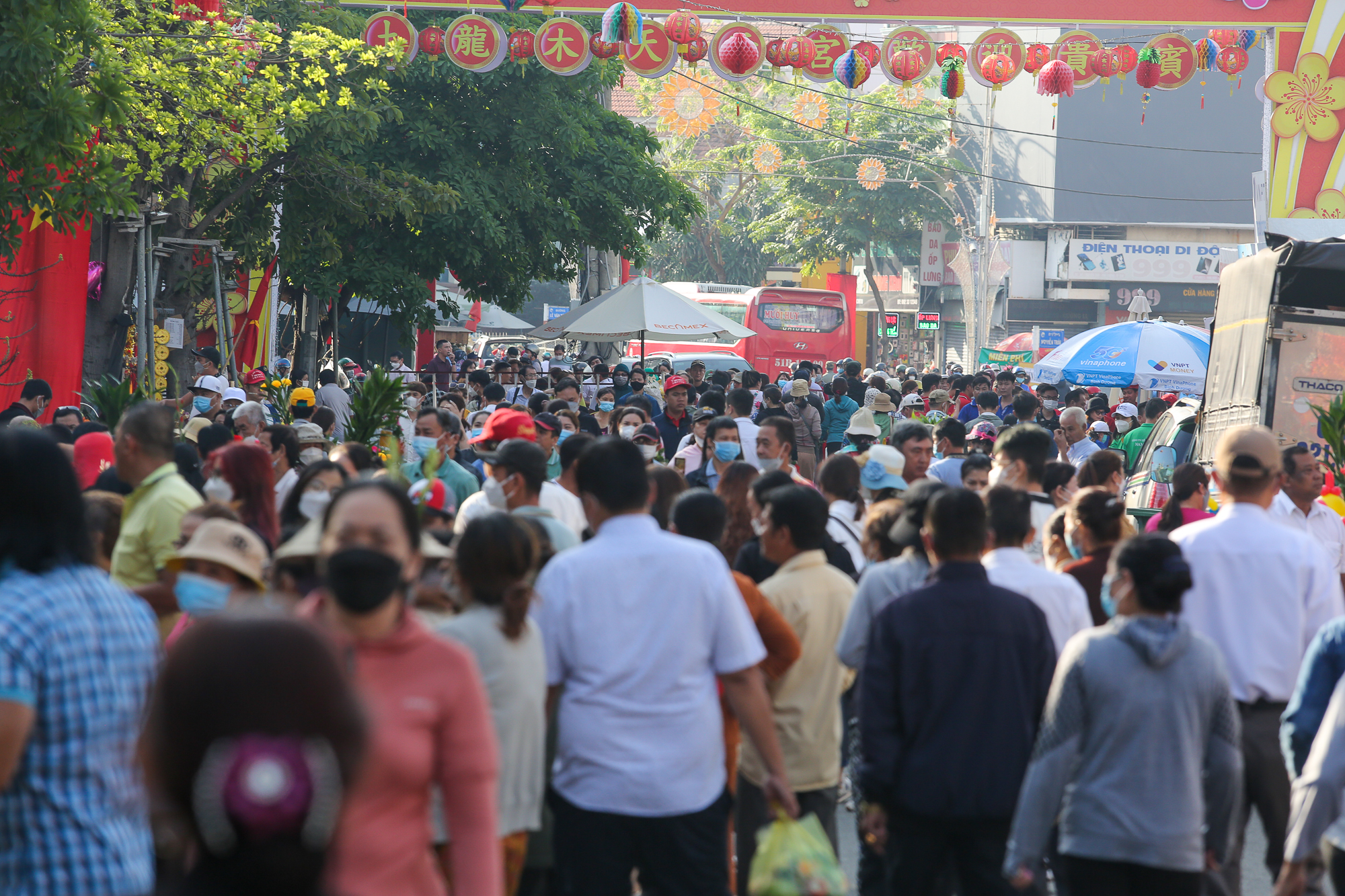 Hàng nghìn du khách thập phương viếng chùa Bà ở Bình Dương  - Ảnh 1.