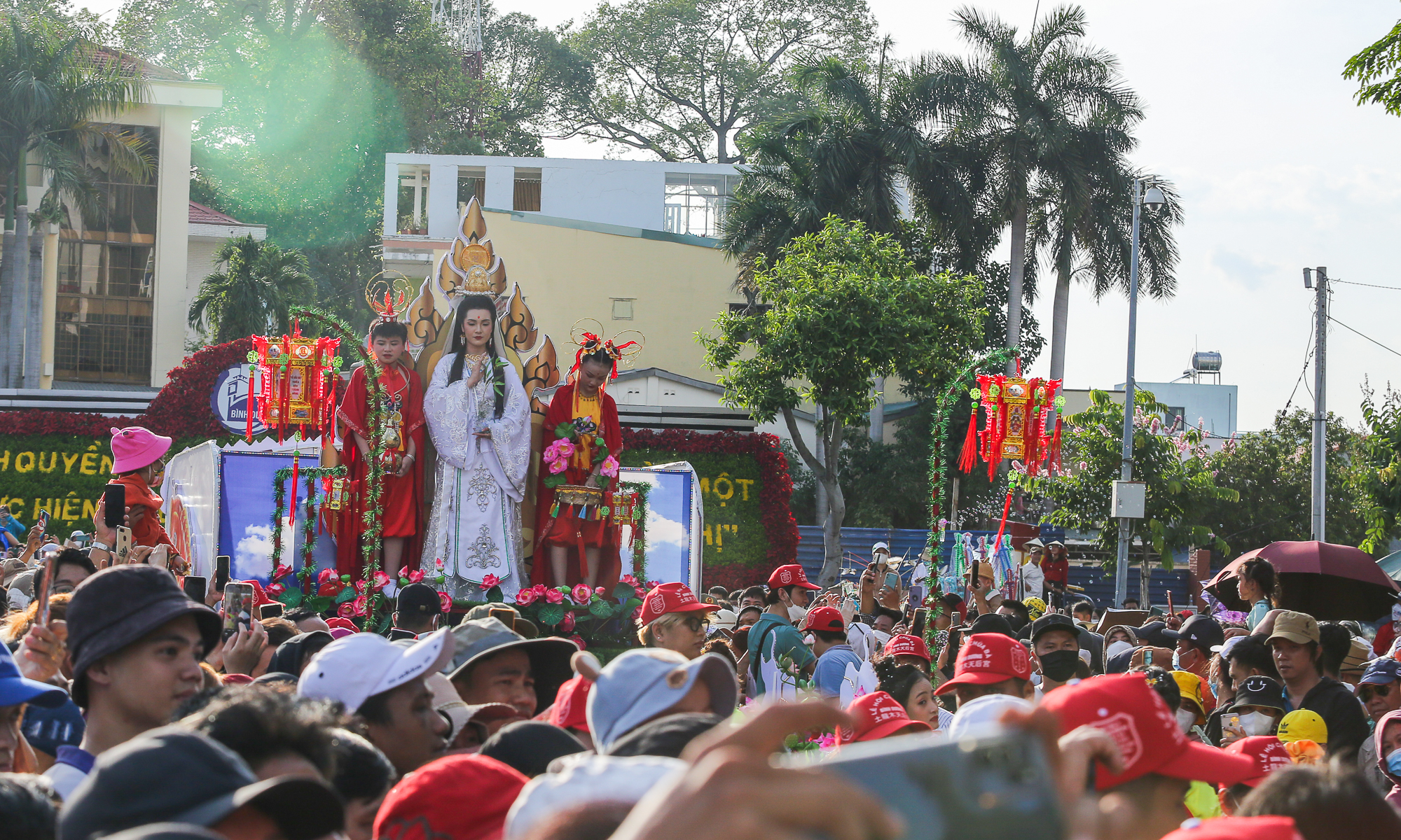 Ấn tượng Lễ rước kiệu Bà Thiên Hậu ở Bình Dương, hàng nghìn người đổ ra đường xem  - Ảnh 6.