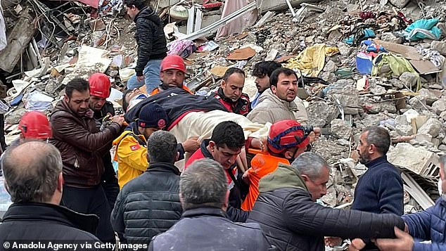 Lời kể nạn nhân trong vụ động đất thảm khốc ở Thổ Nhĩ Kỳ: Chúng tôi chỉ biết nằm yên và đợi cho hết rung chuyển - Ảnh 5.