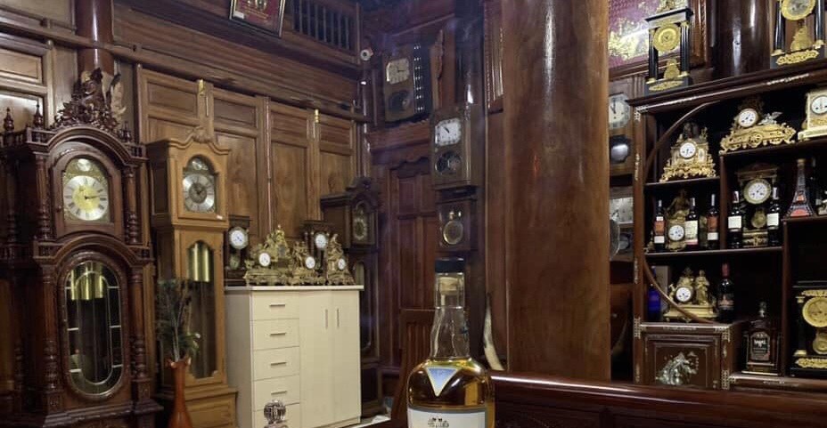 Người đàn ông với thú chơi sưu tầm đồng hồ cổ châu u, đam mê từ khi xem Công Tử Bạc Liêu - Ảnh 1. Người đàn ông với thú chơi sưu tầm đồng hồ cổ châu u, đam mê từ khi xem Công Tử Bạc Liêu - Ảnh 1.