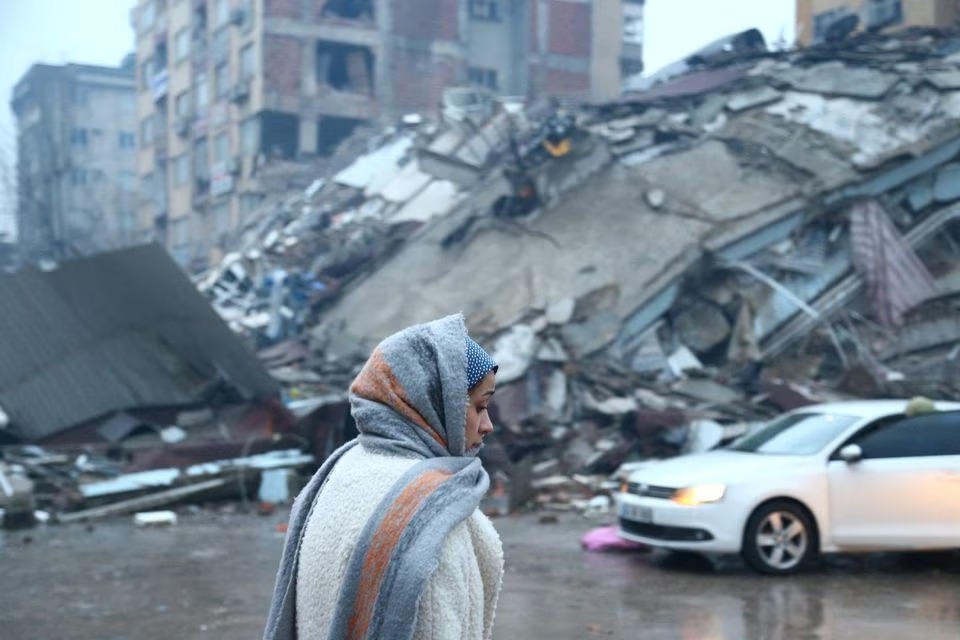 Thảm họa động đất ở Thổ Nhĩ Kỳ: Tiếng la hét run rẩy giữa đống đổ nát hoang tàn, cảm giác thế nào khi động đất ập đến? - Ảnh 1.