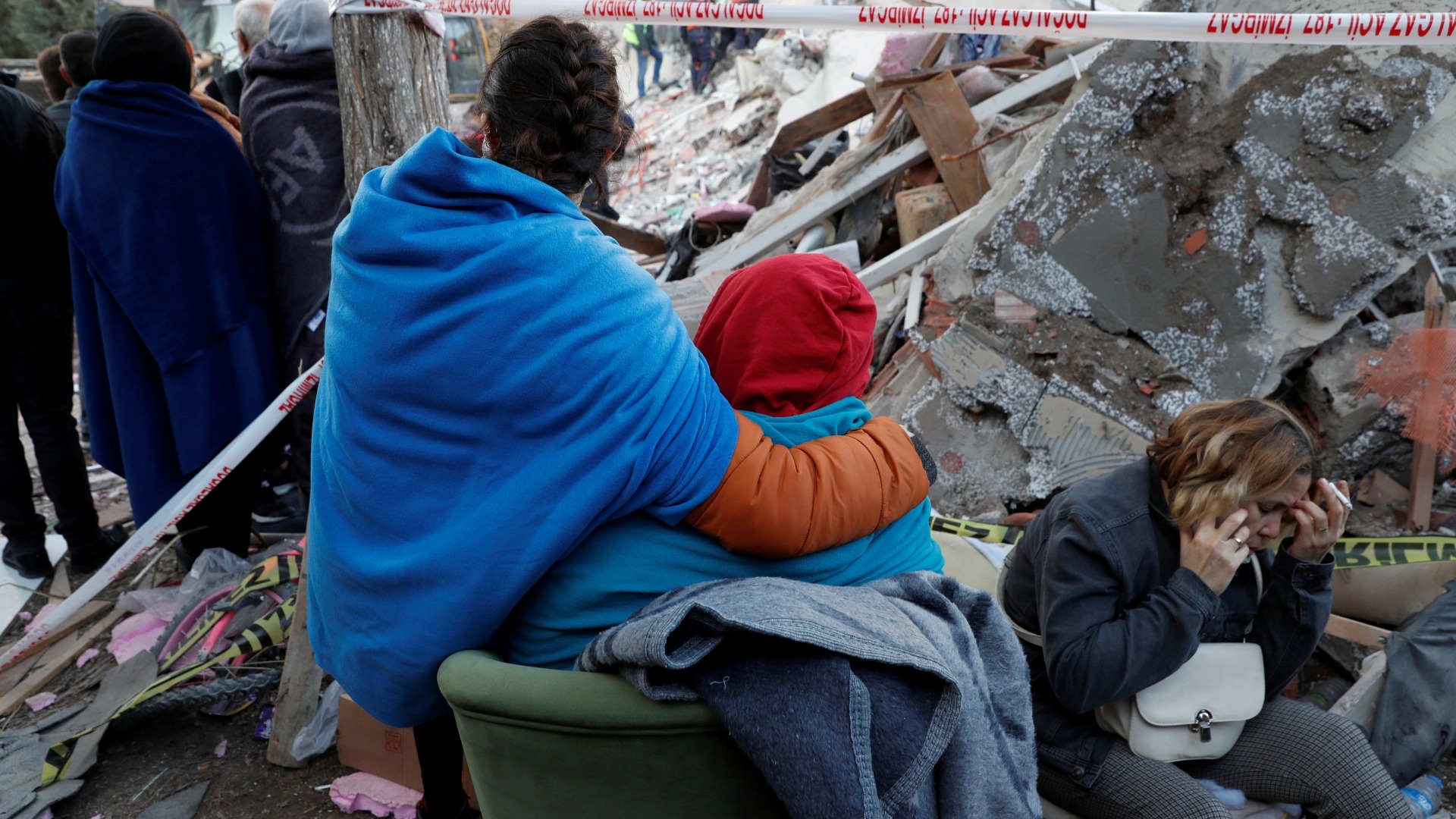 Thảm họa động đất ở Thổ Nhĩ Kỳ: Tiếng la hét run rẩy giữa đống đổ nát hoang tàn, cảm giác thế nào khi động đất ập đến? - Ảnh 6.