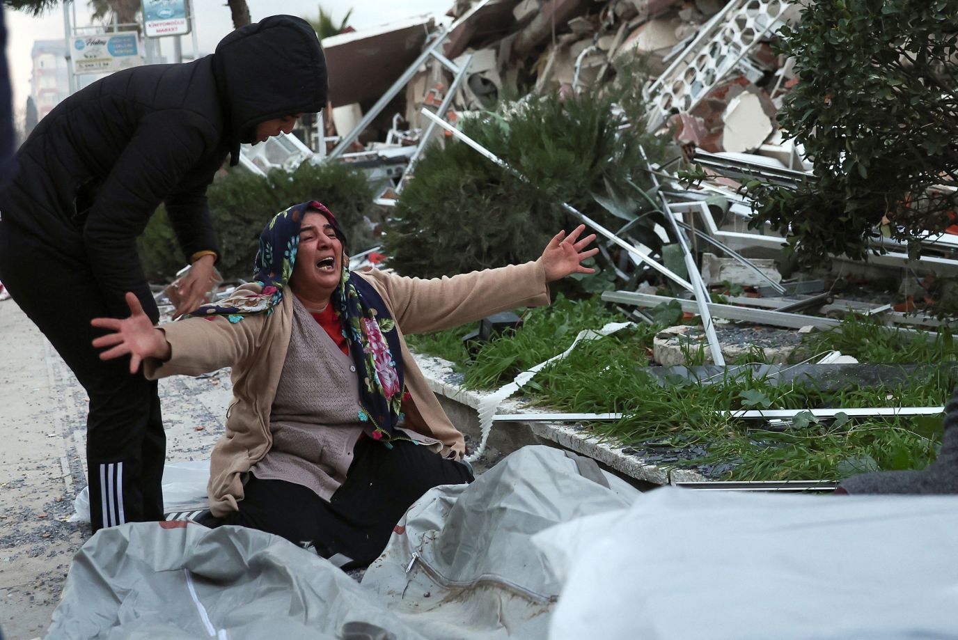 Chùm ảnh khiến cả thế giới nhói lòng: Khung cảnh đổ nát tại Thổ Nhĩ Kỳ và Syria sau trận động  - Ảnh 24.
