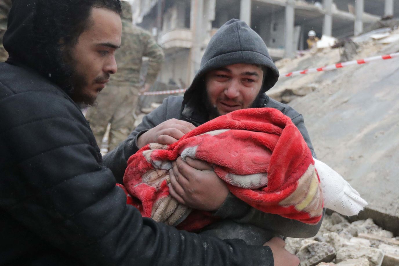 Chùm ảnh khiến cả thế giới nhói lòng: Khung cảnh đổ nát tại Thổ Nhĩ Kỳ và Syria sau trận động  - Ảnh 29.