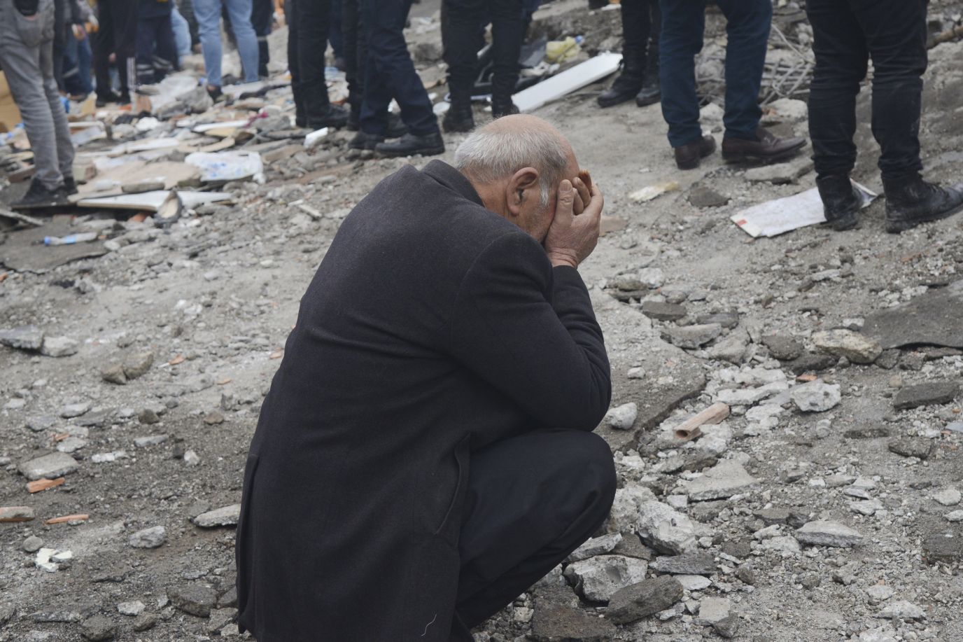 Chùm ảnh khiến cả thế giới nhói lòng: Khung cảnh đổ nát tại Thổ Nhĩ Kỳ và Syria sau trận động  - Ảnh 34.