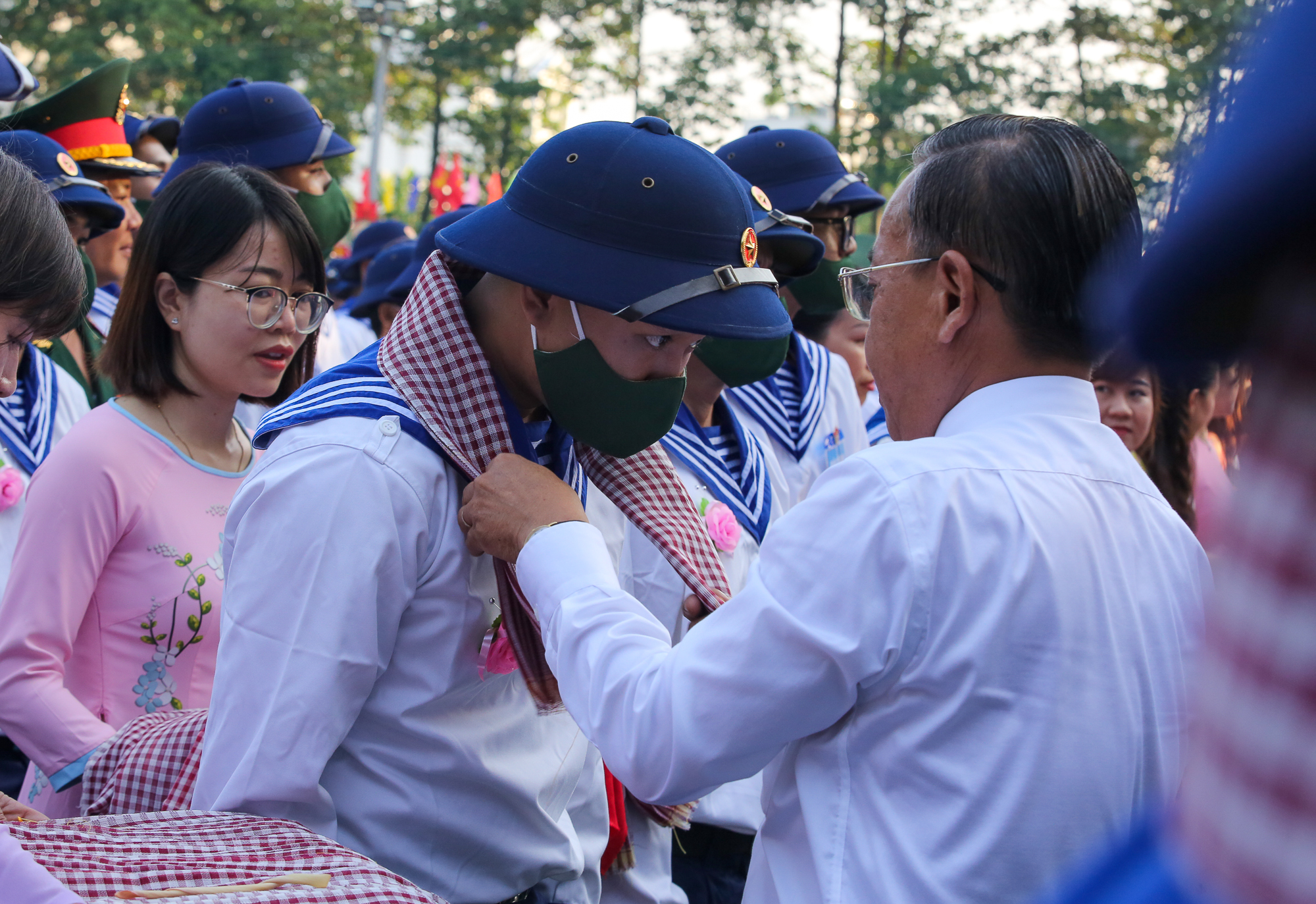 Thanh niên TP.HCM bịn rịn chia tay người thân lên đường nhập ngũ  - Ảnh 7.