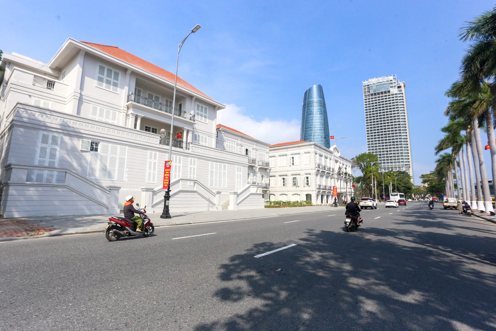 Tòa Đốc lý 120 tuổi ở Đà Nẵng chưa tu bổ xong đã thành điểm check in mới thu hút du khách - Ảnh 1.