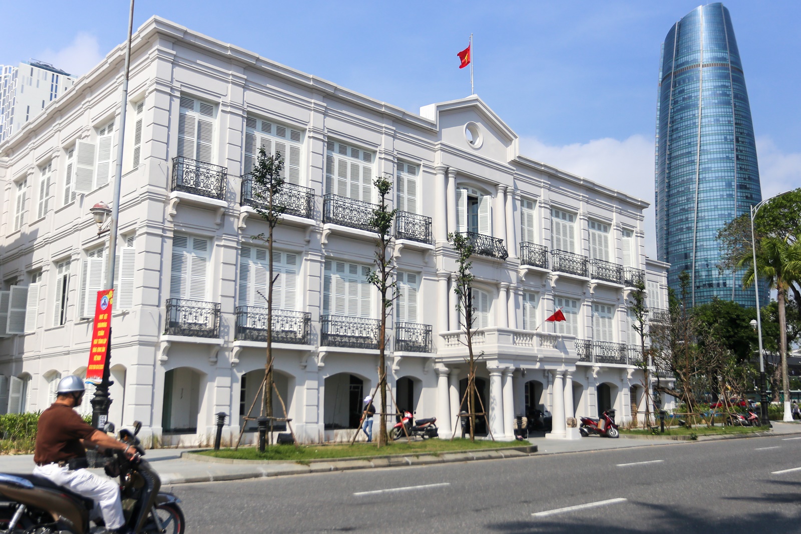 Tòa Đốc lý 120 tuổi ở Đà Nẵng chưa tu bổ xong đã thành điểm check in mới thu hút du khách - Ảnh 2.