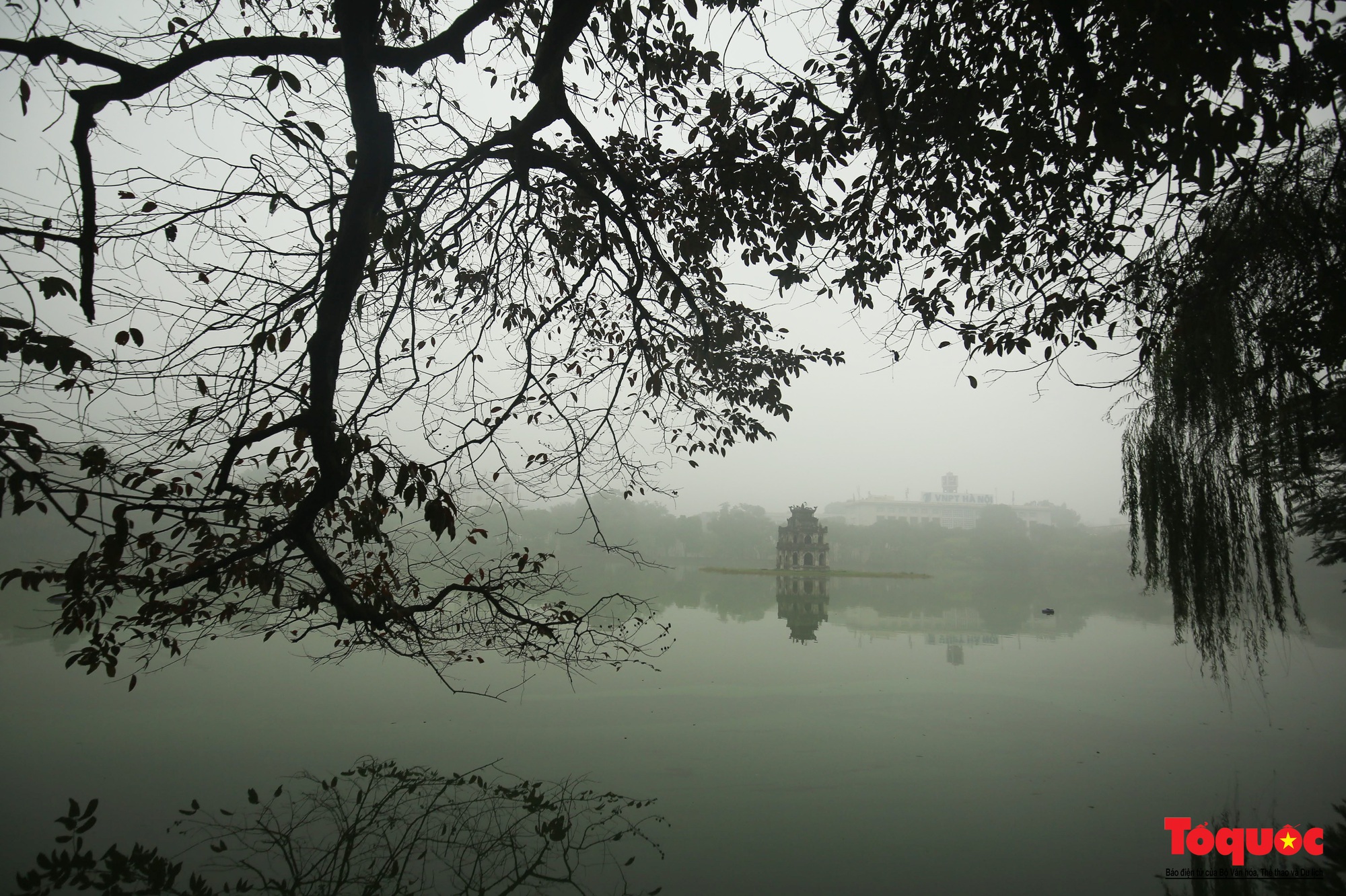 Hồ Gươm mờ ảo cổ kính, quyến rũ khi sương mù bao phủ - Ảnh 1.