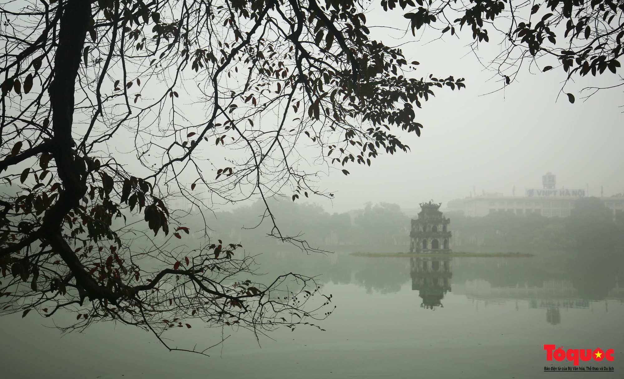 Hồ Gươm mờ ảo cổ kính, quyến rũ khi sương mù bao phủ - Ảnh 8.