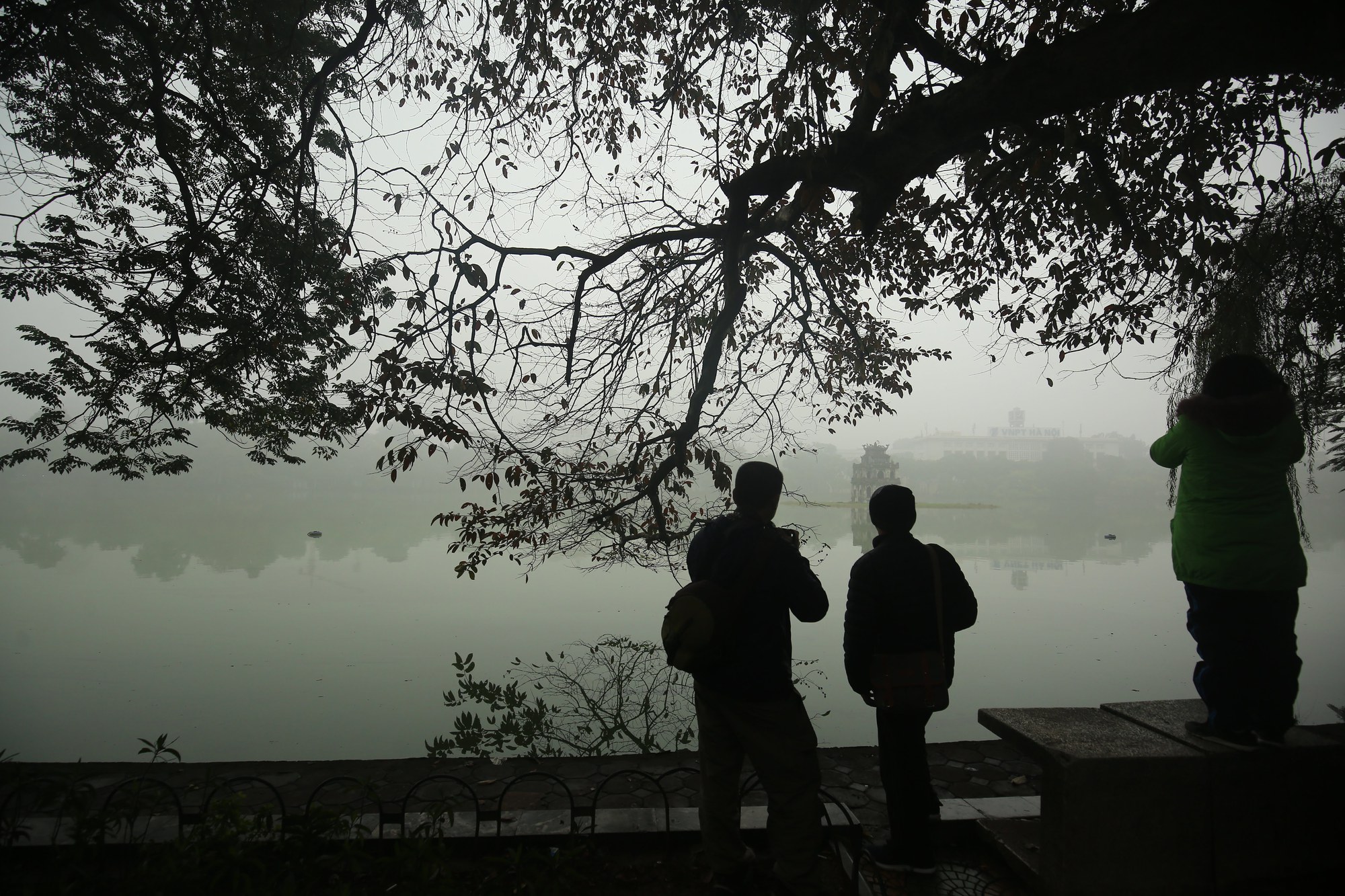 Hồ Gươm mờ ảo cổ kính, quyến rũ khi sương mù bao phủ - Ảnh 6.