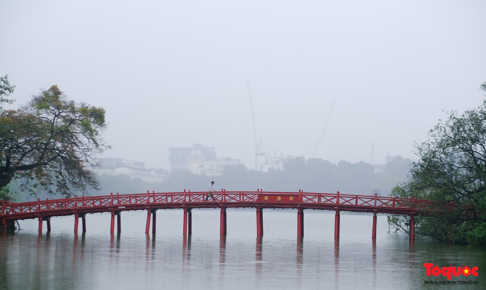 Hồ Gươm mờ ảo cổ kính, quyến rũ khi sương mù bao phủ - Ảnh 2.
