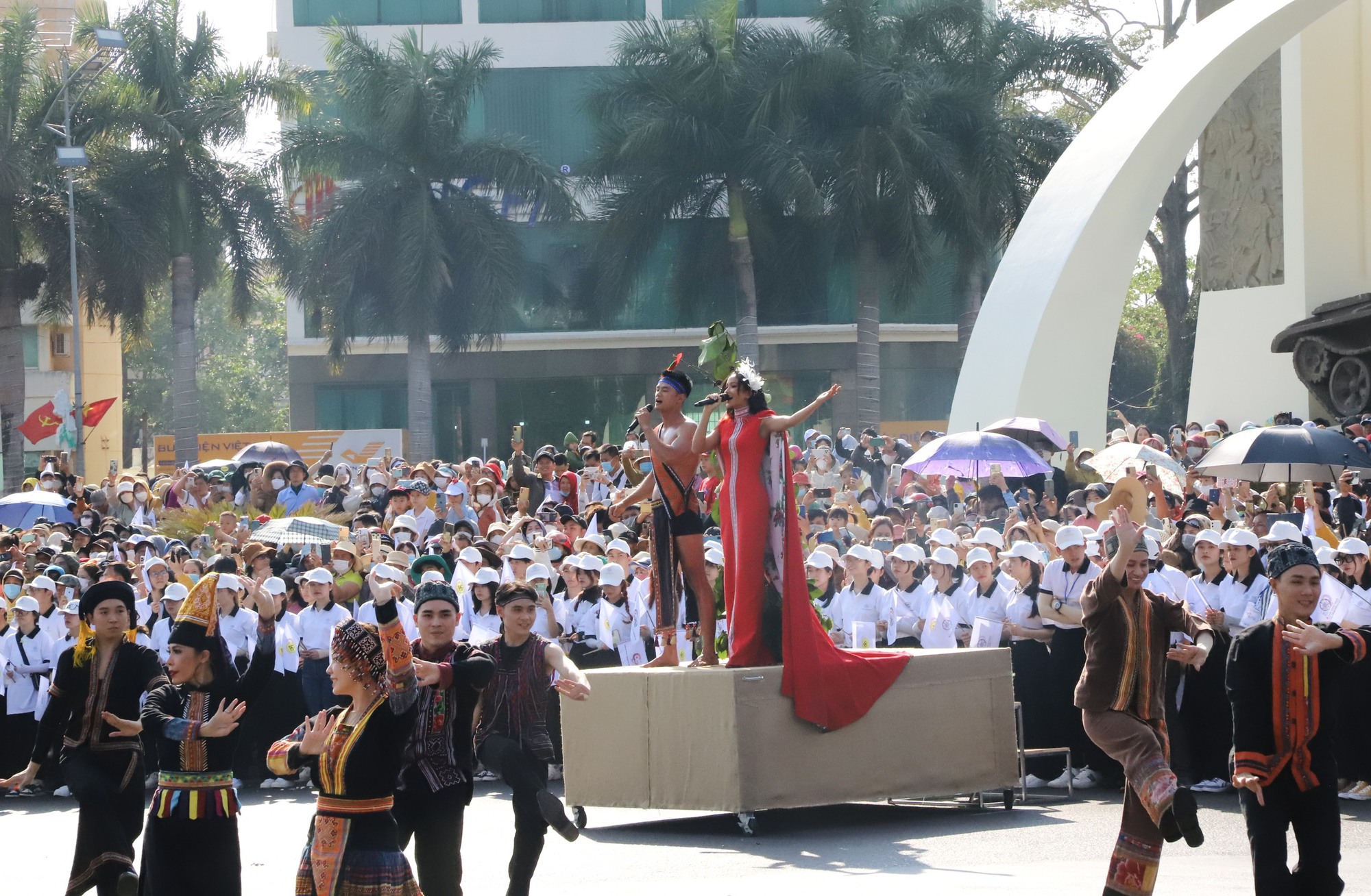 Đậm sắc màu văn hoá Tây Nguyên tại Lễ hội đường phố Buôn Ma Thuột - Ảnh 3.