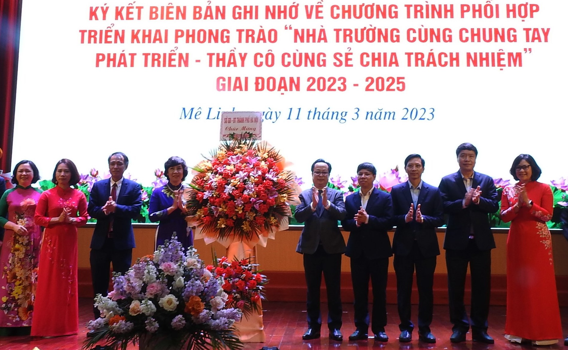 Huyện Mê Linh và quận Long Biên ký kết hỗ trợ phát triển giáo dục và đào tạo - Ảnh 2.