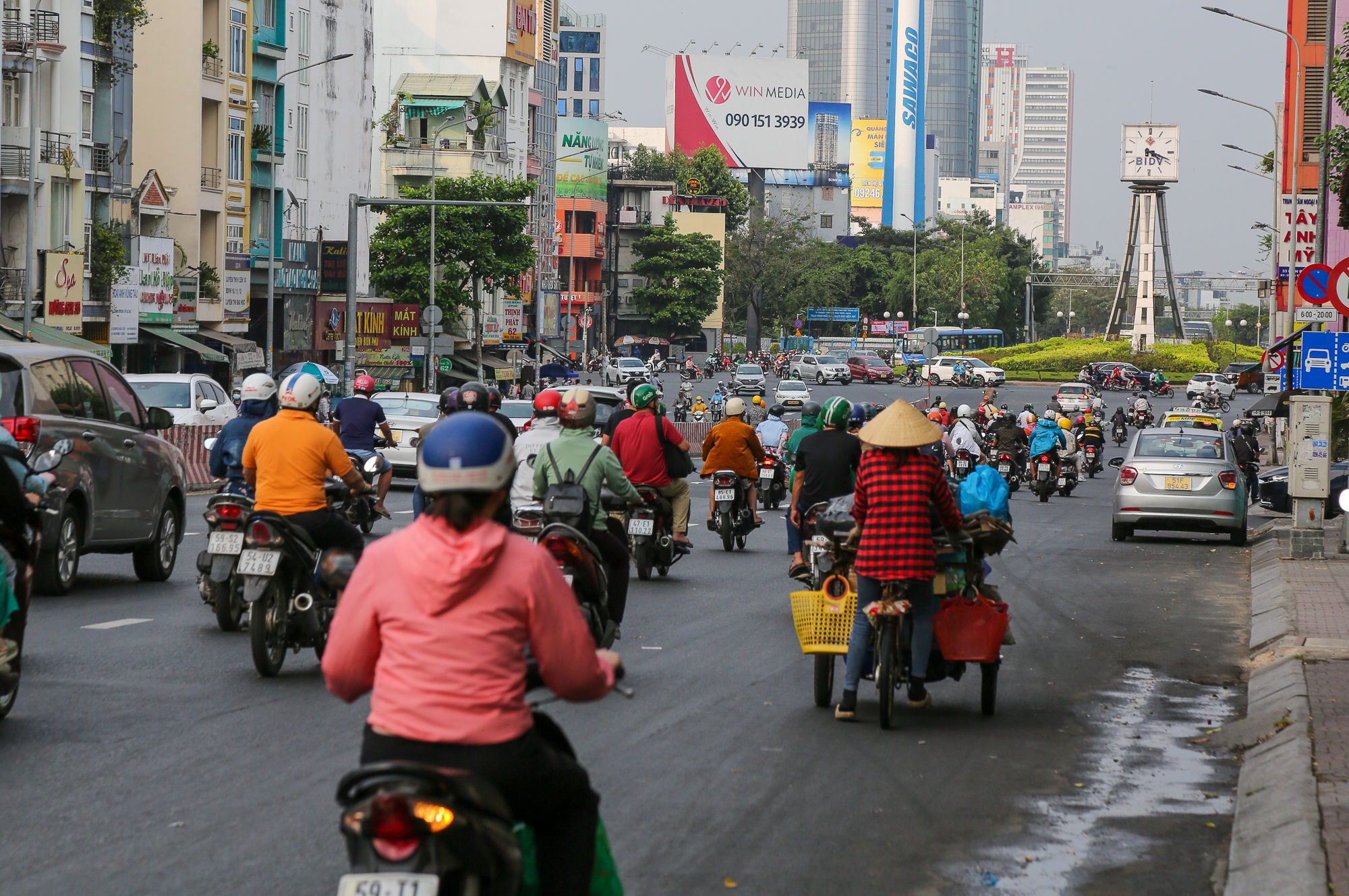 Hiện trạng vòng xoay được đề xuất dỡ bỏ vì gây ùn tắc giao thông ở TP.HCM - Ảnh 12.