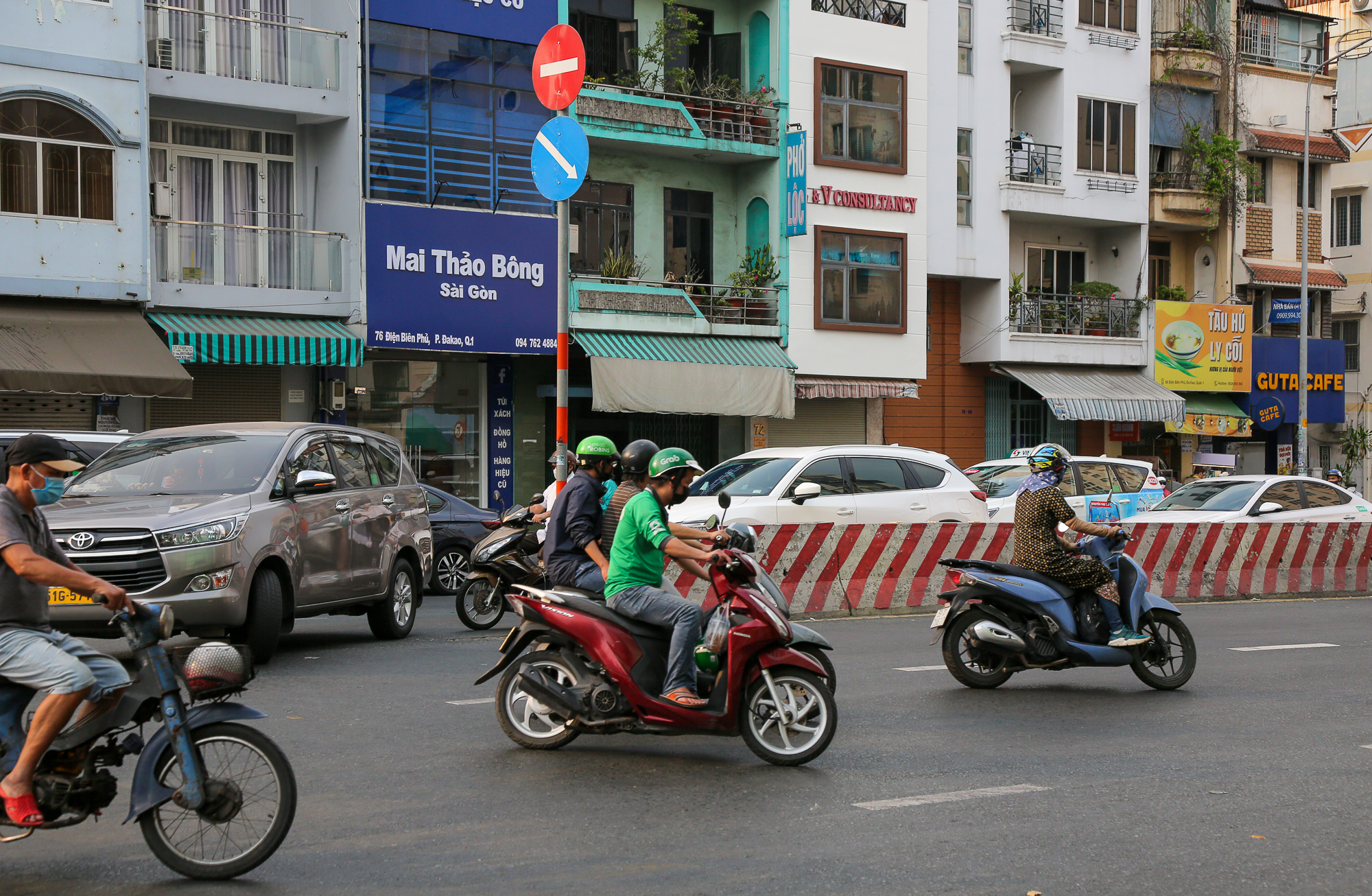 Hiện trạng vòng xoay được đề xuất dỡ bỏ vì gây ùn tắc giao thông ở TP.HCM - Ảnh 11.