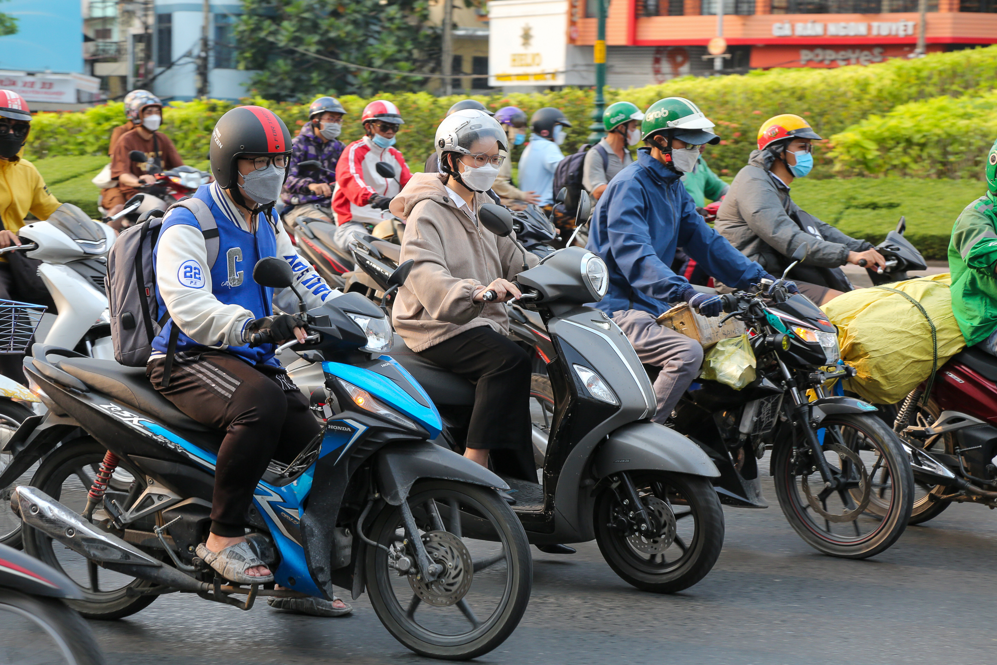 Hiện trạng vòng xoay được đề xuất dỡ bỏ vì gây ùn tắc giao thông ở TP.HCM - Ảnh 6.