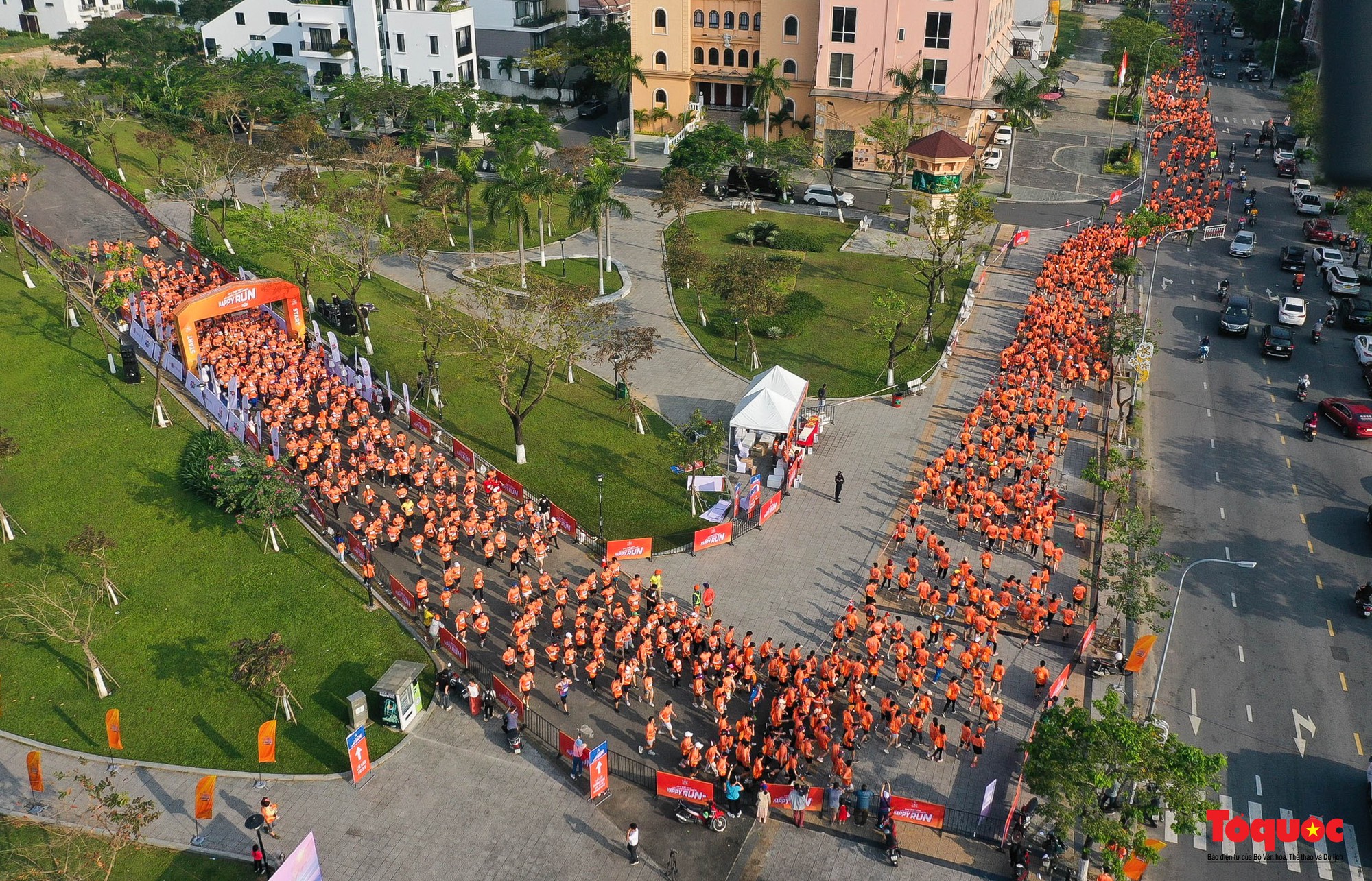 Hàng ngàn người chạy bộ gây quỹ từ thiện - Ảnh 11.