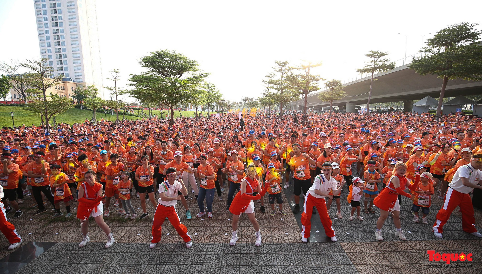 Hàng ngàn người chạy bộ gây quỹ từ thiện - Ảnh 1.