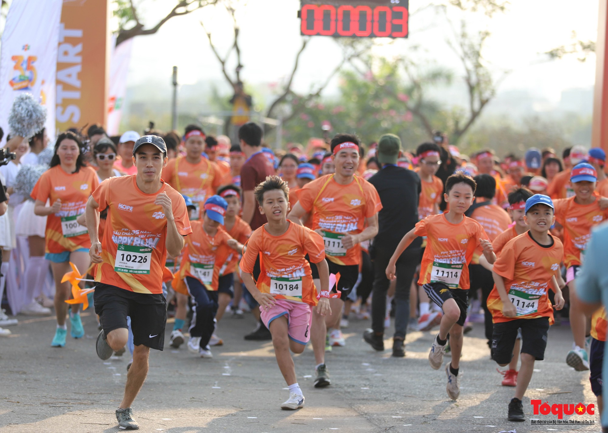 Hàng ngàn người chạy bộ gây quỹ từ thiện - Ảnh 4.