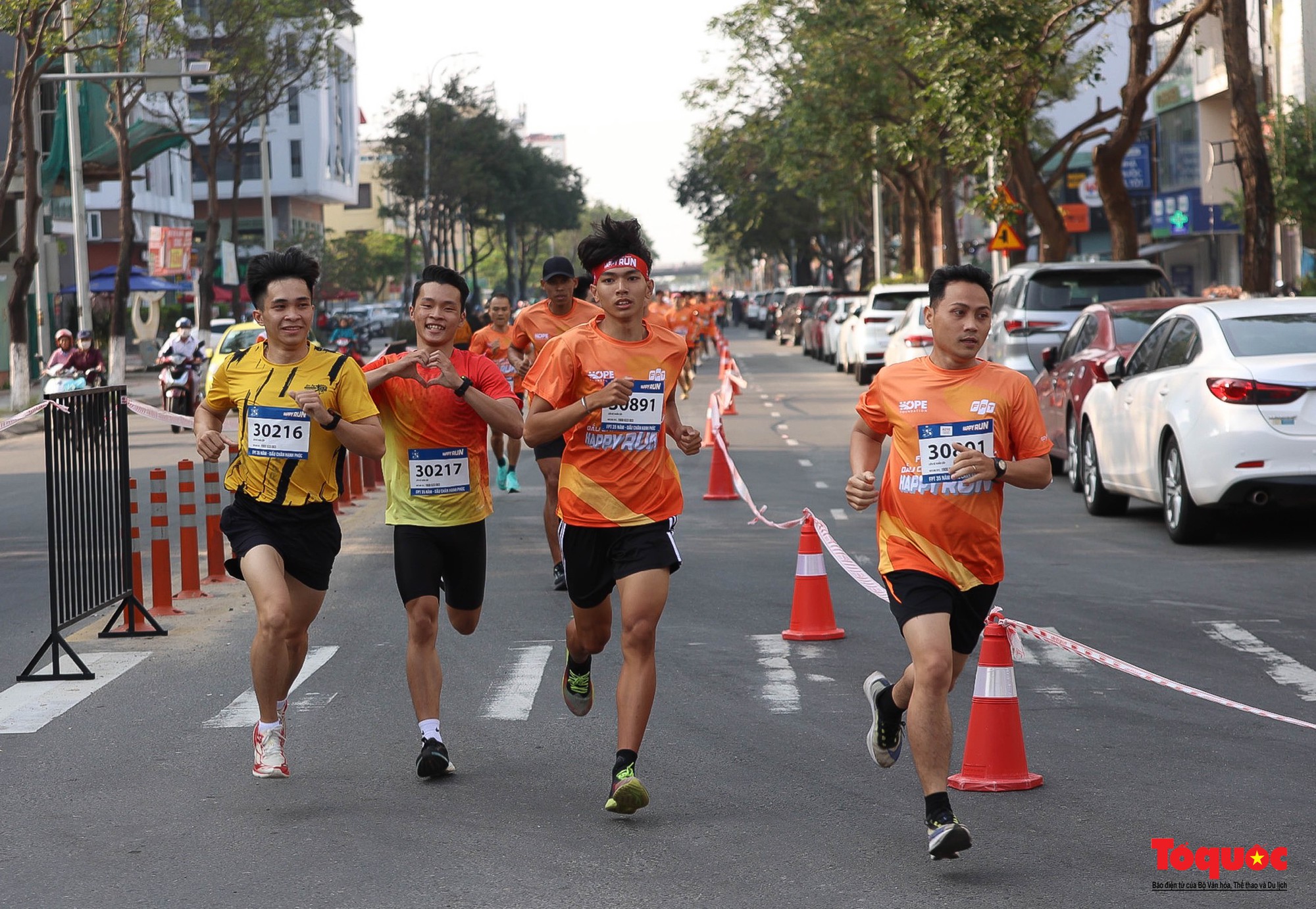 Hàng ngàn người chạy bộ gây quỹ từ thiện - Ảnh 10.