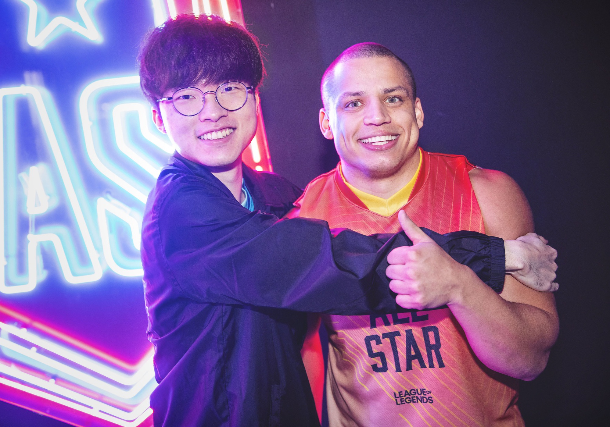 Tyler1 (phải) đã gặp một lỗi khiến anh phải sử dụng vị tướng không hề được chọn