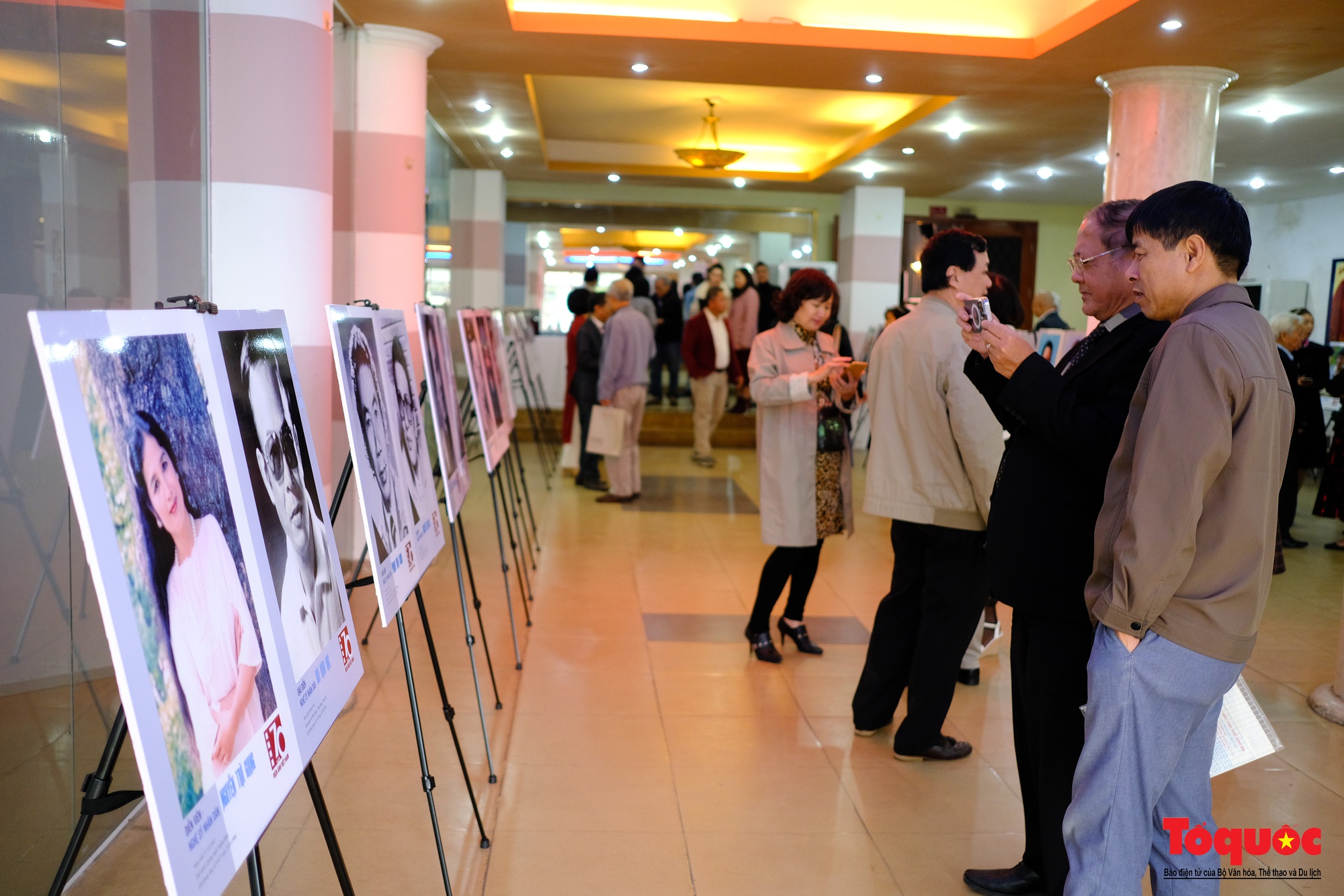 Hơn 200 tư liệu, hiện vật quý được trưng bày kỷ niệm 70 năm Điện ảnh Cách mạng Việt Nam - Ảnh 12.