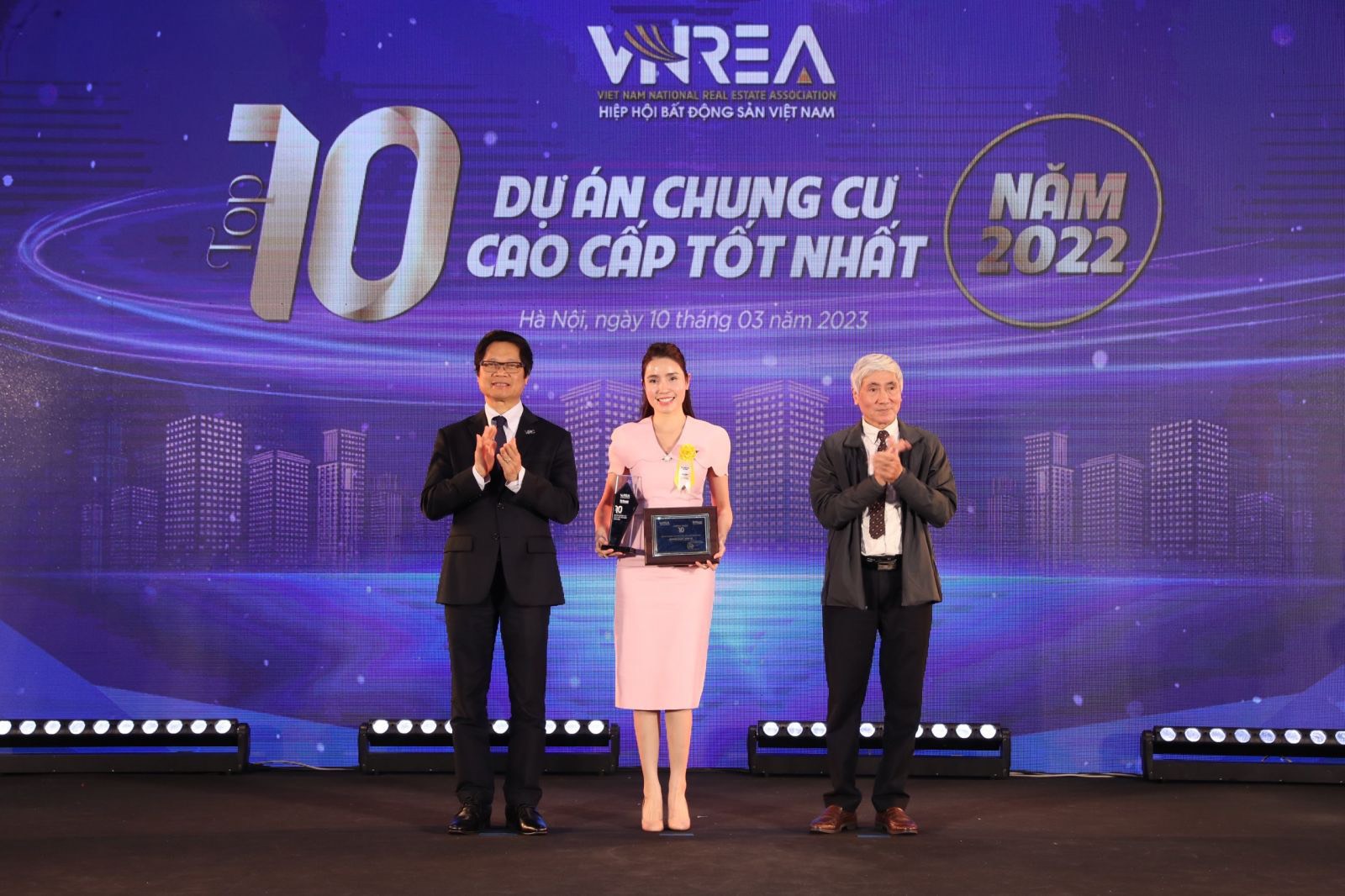Văn Phú - Invest giành cú đúp giải thưởng tại Lễ Vinh danh thương hiệu Bất động sản dẫn đầu năm 2022-2023 - Ảnh 1.